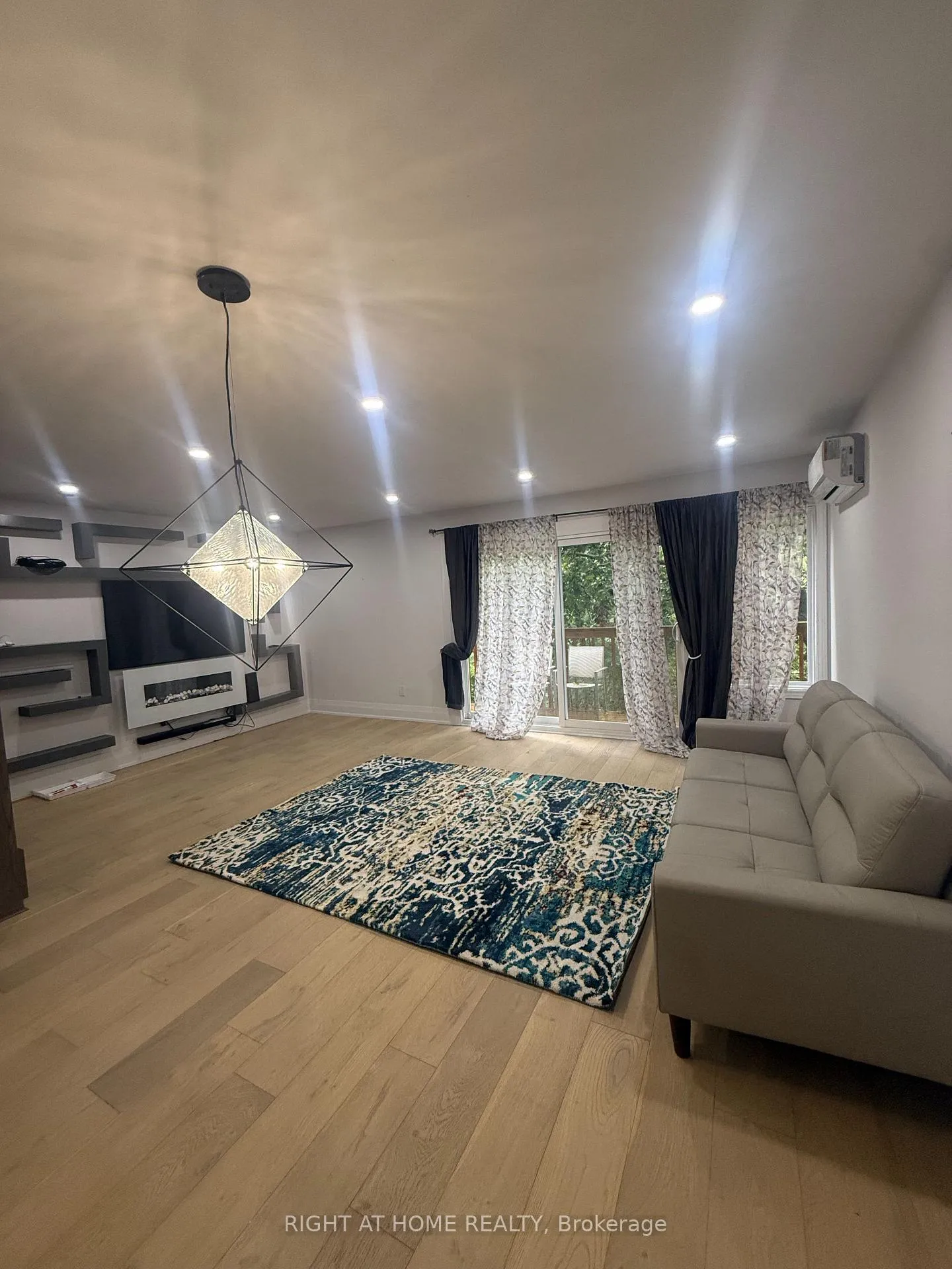 Photo 3 of Unit 133, 287 Milestone Crescent, Aurora, Aurora Village — HOMEH