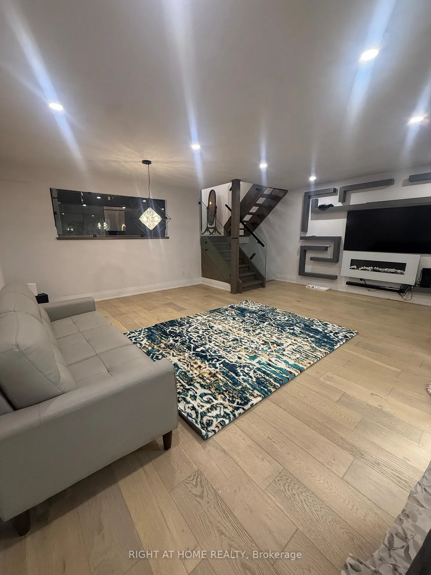 Photo 4 of Unit 133, 287 Milestone Crescent, Aurora, Aurora Village — HOMEH