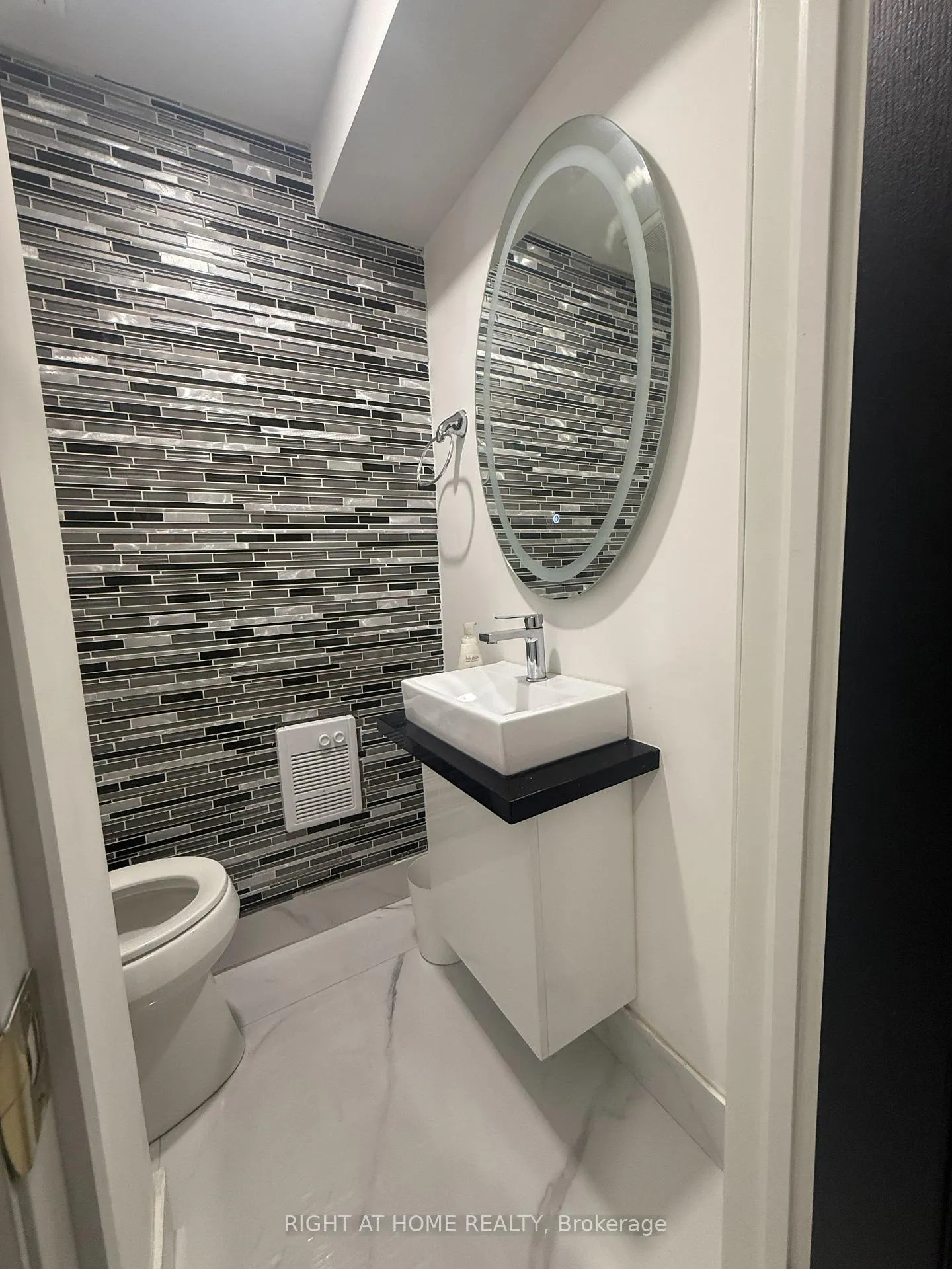 Photo 5 of Unit 133, 287 Milestone Crescent, Aurora, Aurora Village — HOMEH
