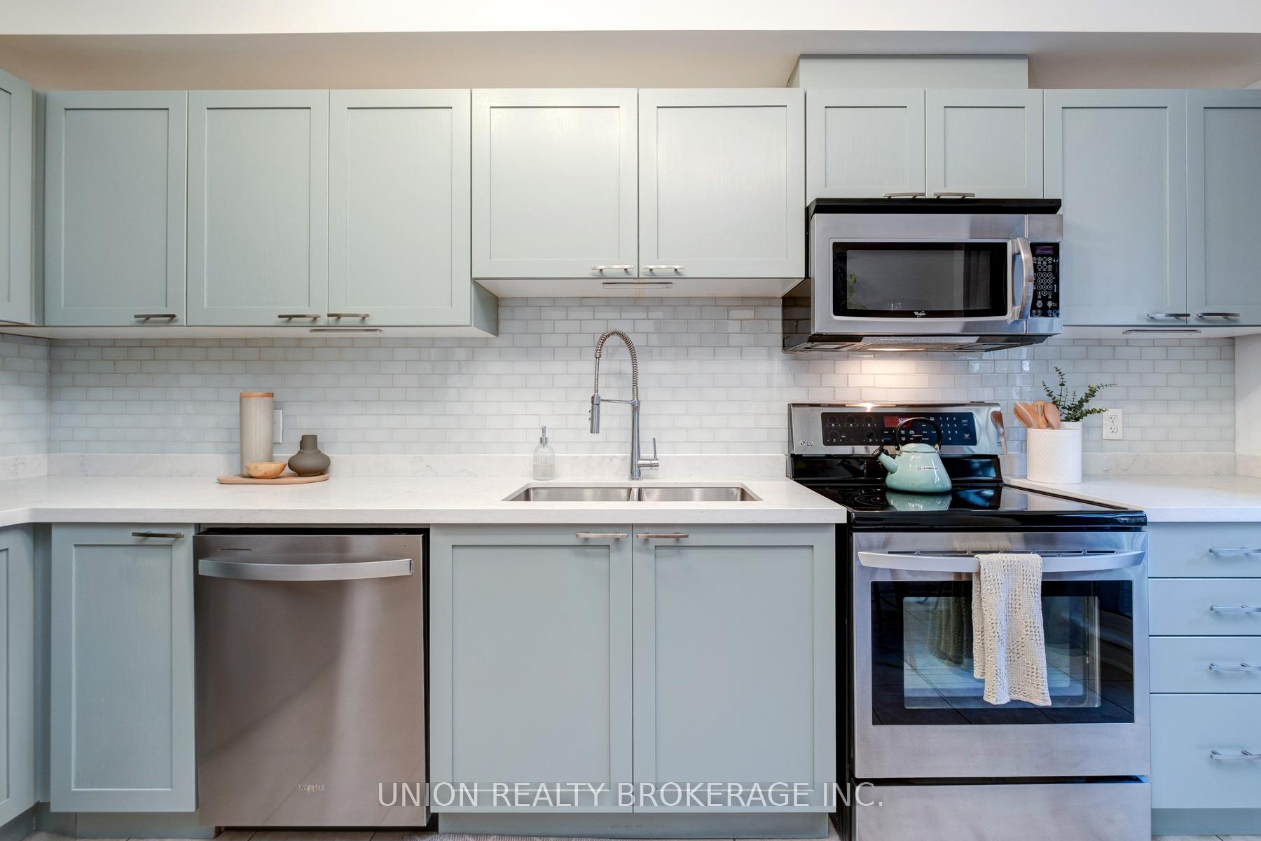Photo 7 of 39 Philpott Gardens, Toronto, East End-Danforth — HOMEH