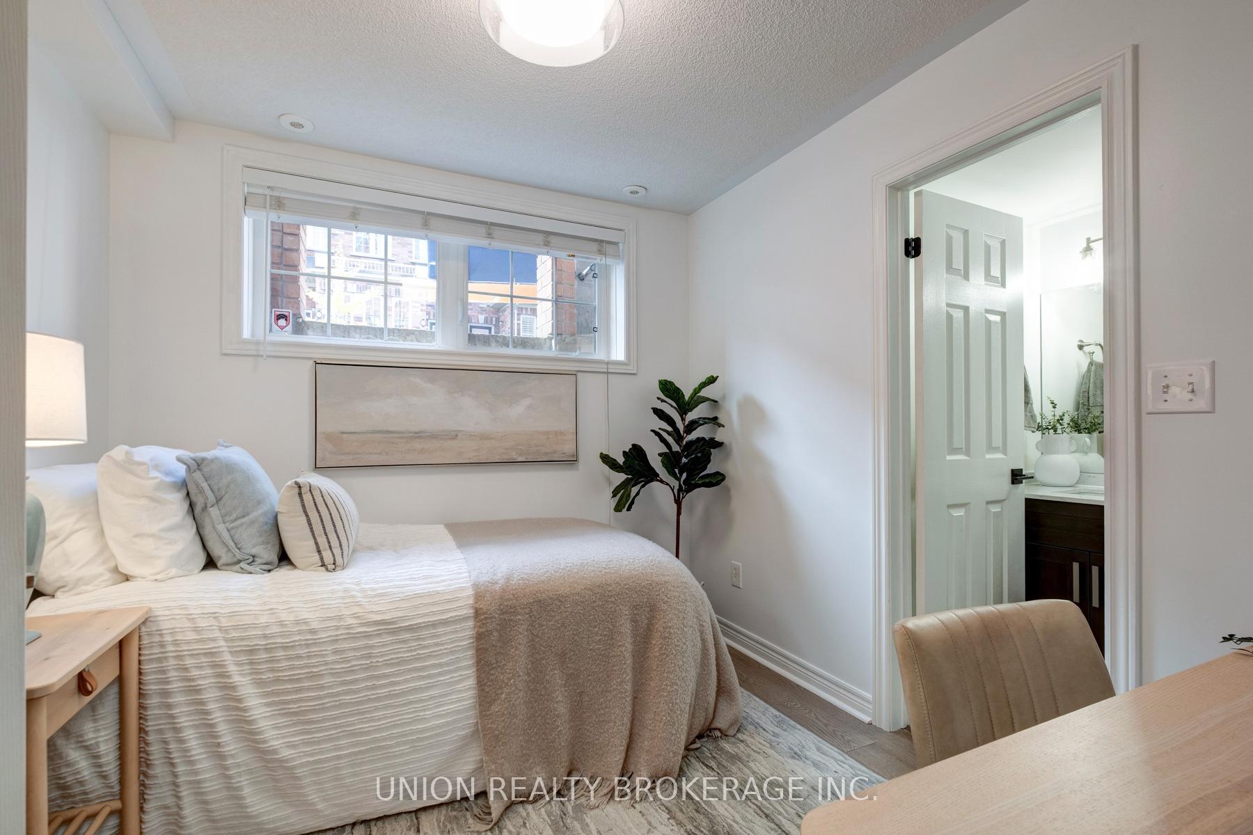 Photo 18 of 39 Philpott Gardens, Toronto, East End-Danforth — HOMEH