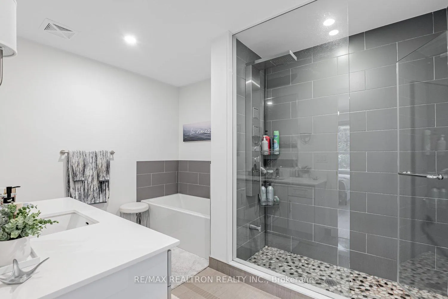 Photo 16 of Unit D124, 333 Sea Ray Avenue, Innisfil, Rural Innisfil — HOMEH