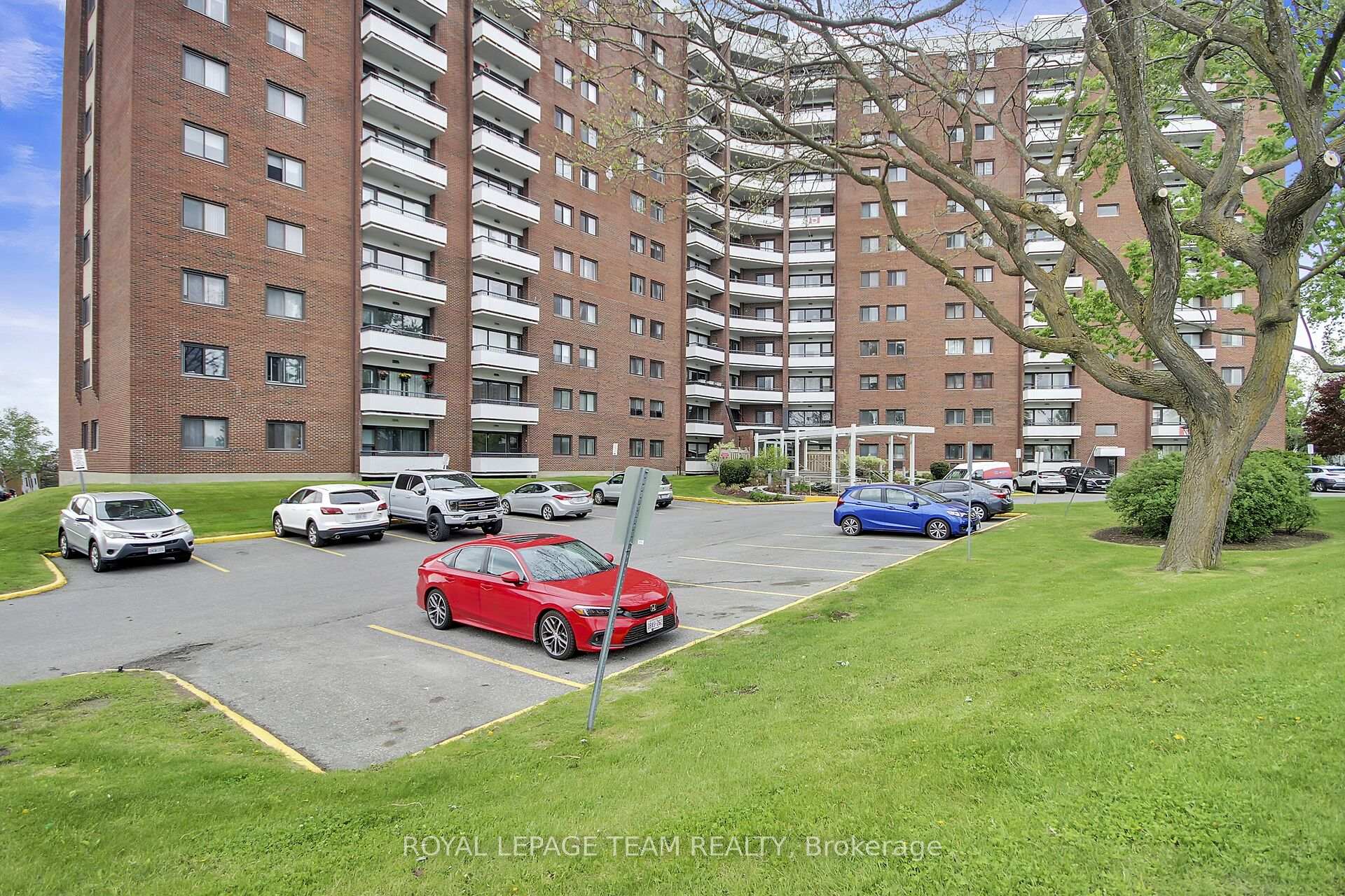 Photo 2 of Unit 306, 20 Chesterton Drive, Ottawa, Borden Farm/Stewart Farm/Carleton Heights/Parkwood Hills — HOMEH