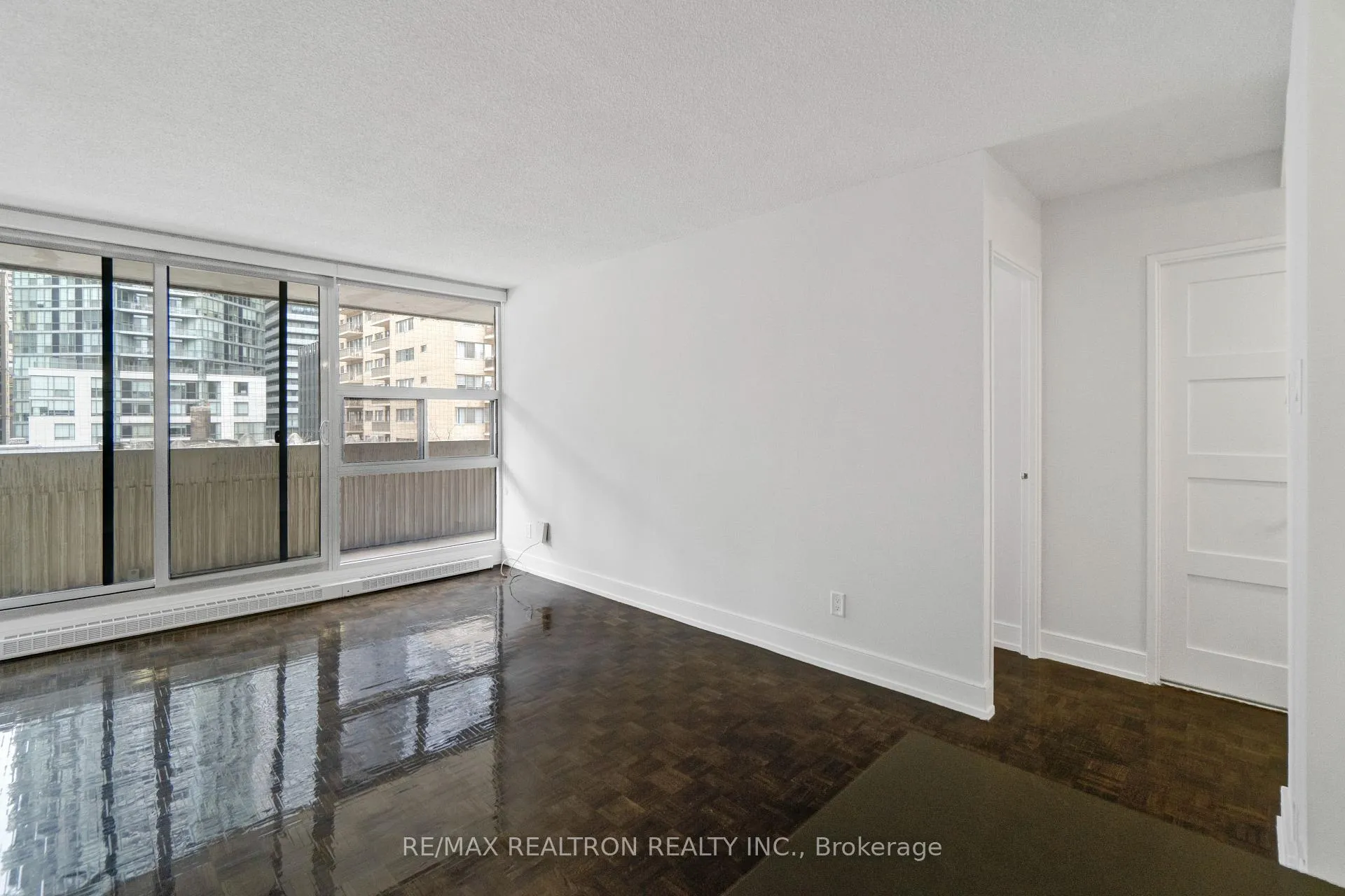 Photo 2 of Unit 511, 33 Isabella Street, Toronto, Church-Yonge Corridor — HOMEH