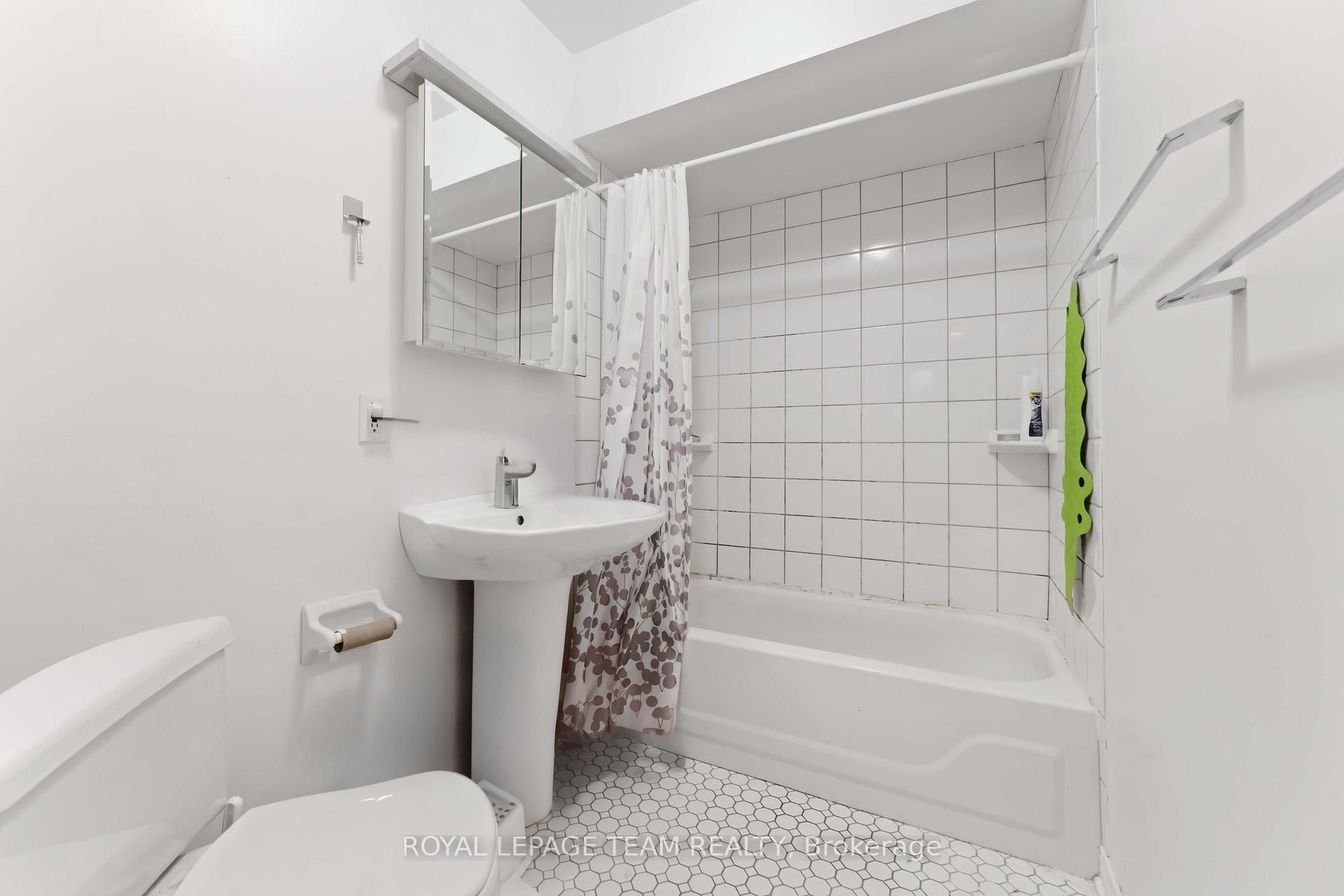 Photo 17 of 18 Fifeshire Crescent, Ottawa, Pineglen/Country Place — HOMEH
