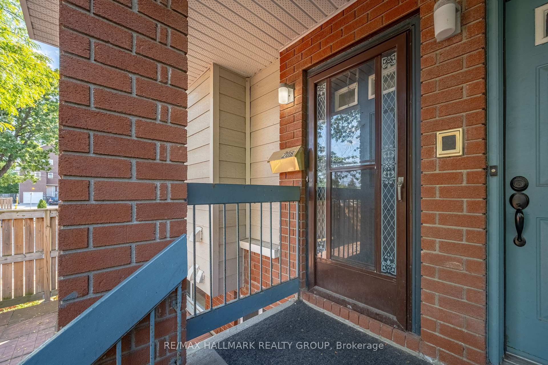 Photo 3 of Unit B, 20 Hart Avenue, Ottawa, Overbrook/Castle Heights — HOMEH