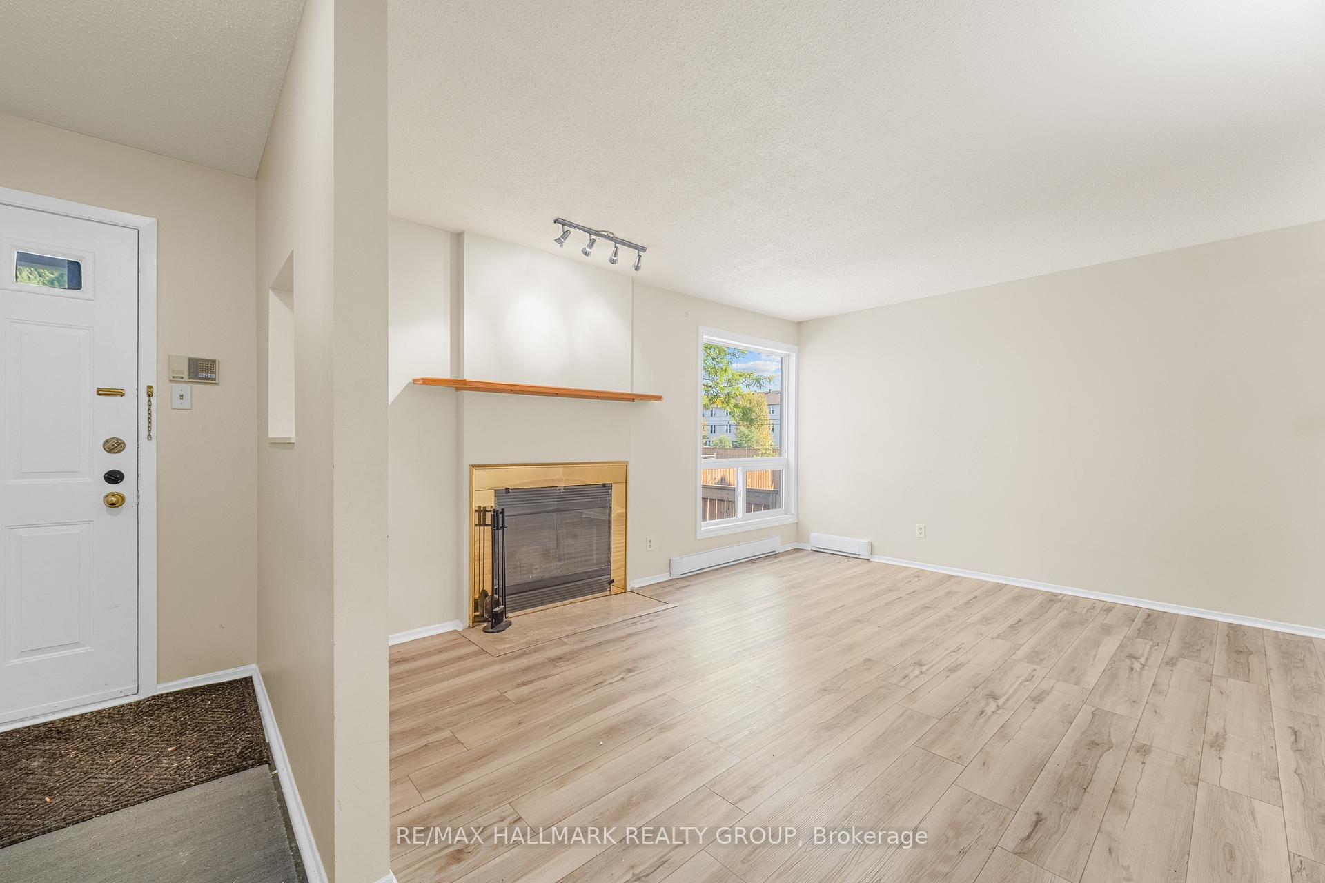 Photo 6 of Unit B, 20 Hart Avenue, Ottawa, Overbrook/Castle Heights — HOMEH