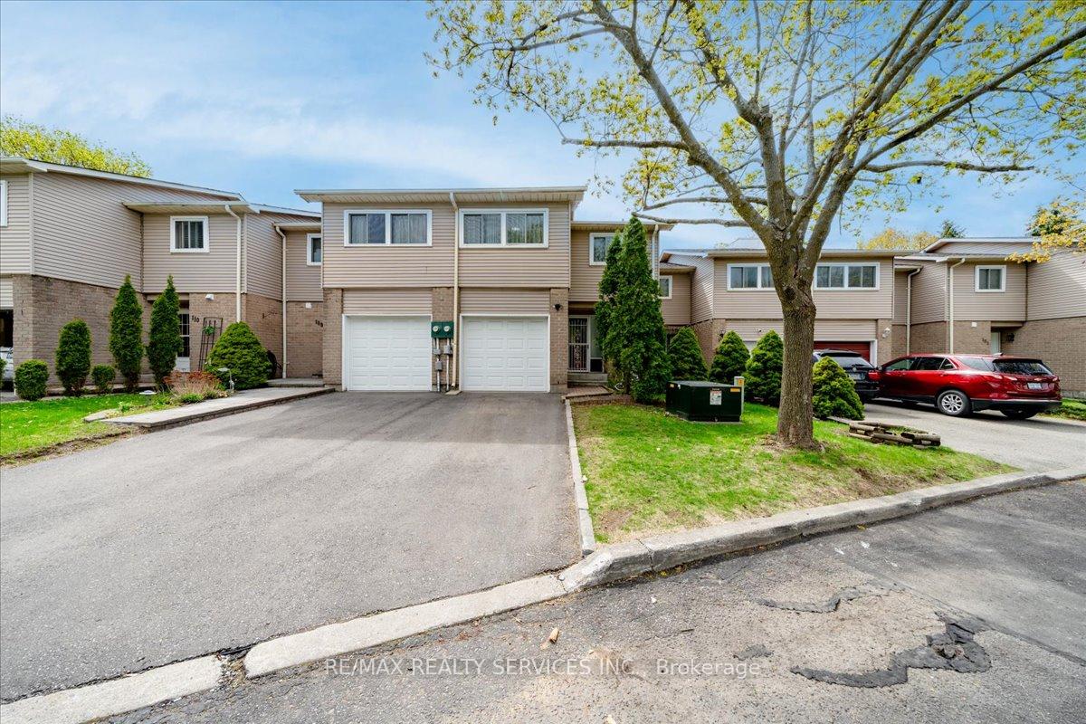Front of Unit 108, 1133 Ritson Road N