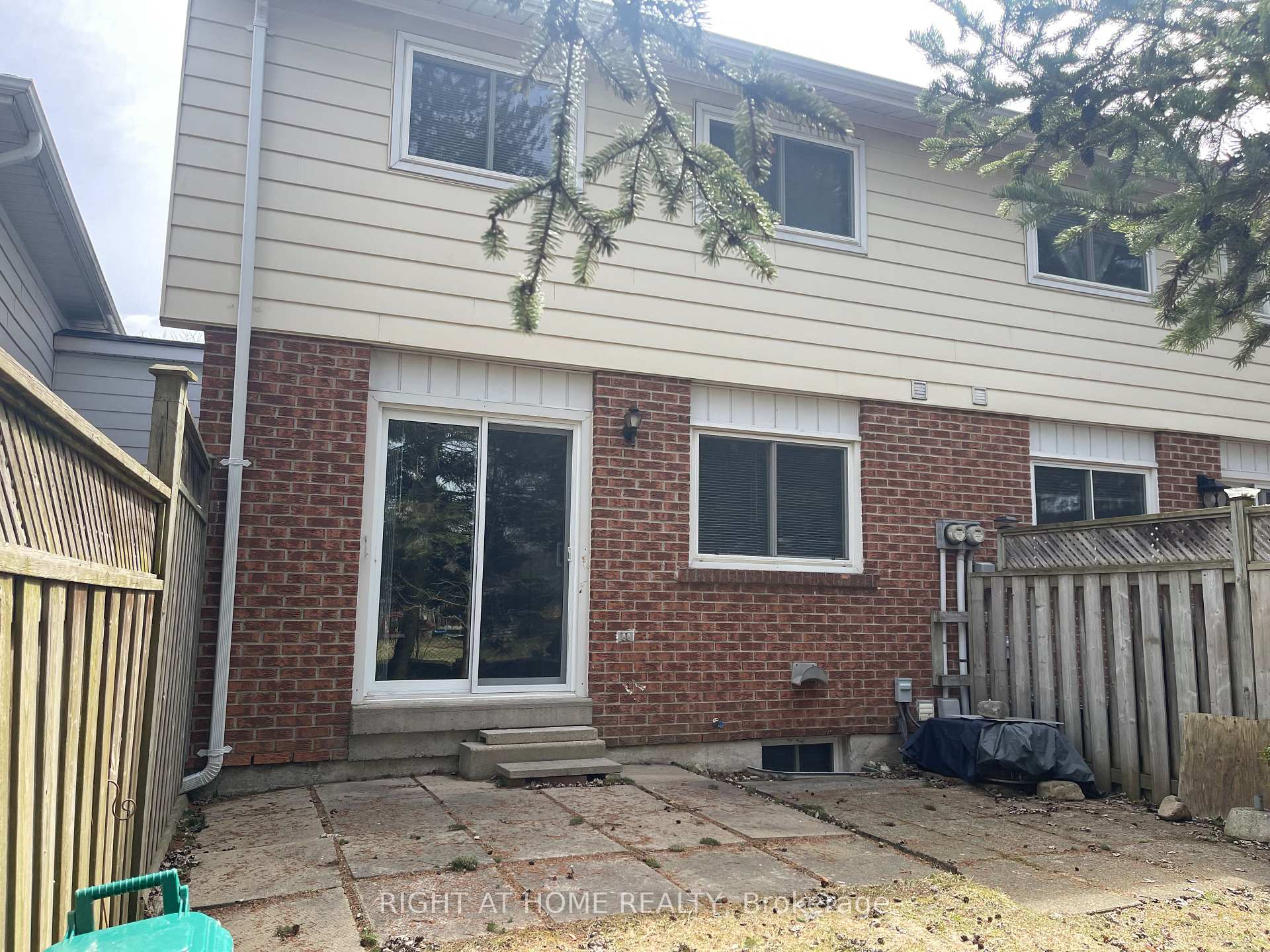 Photo 7 of 301E Bluevale Street N, Waterloo — HOMEH