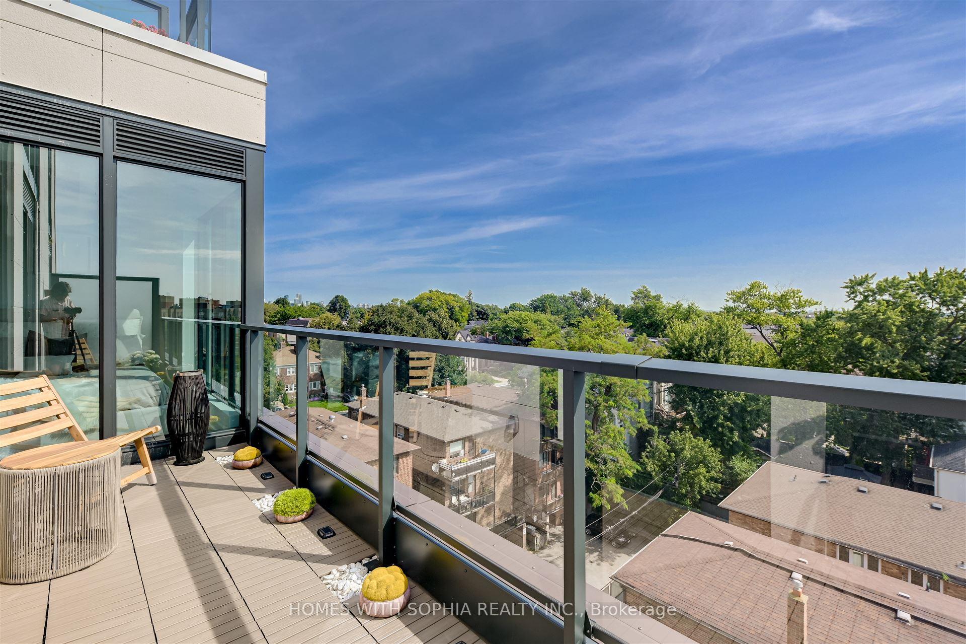 Front of Unit 607, 250 Lawrence Avenue W