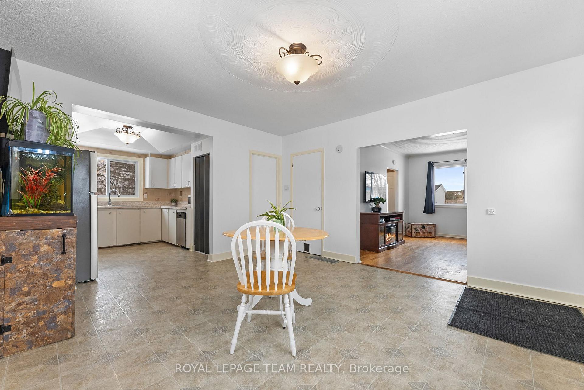 Photo 3 of 6472 Russell Road, Ottawa, Carlsbad Springs — HOMEH