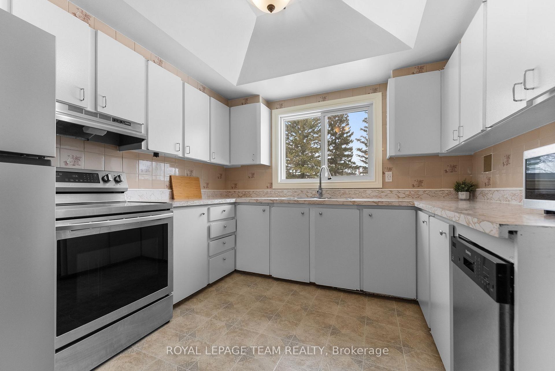 Photo 6 of 6472 Russell Road, Ottawa, Carlsbad Springs — HOMEH