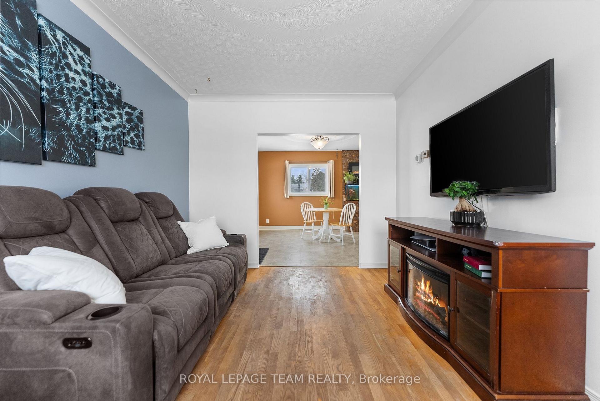 Photo 10 of 6472 Russell Road, Ottawa, Carlsbad Springs — HOMEH