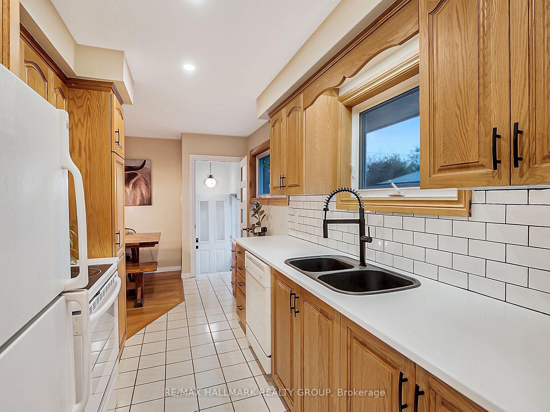 Photo 8 of 2077 Lemay Crescent, Ottawa, Elmvale Acres/Urbandale — HOMEH