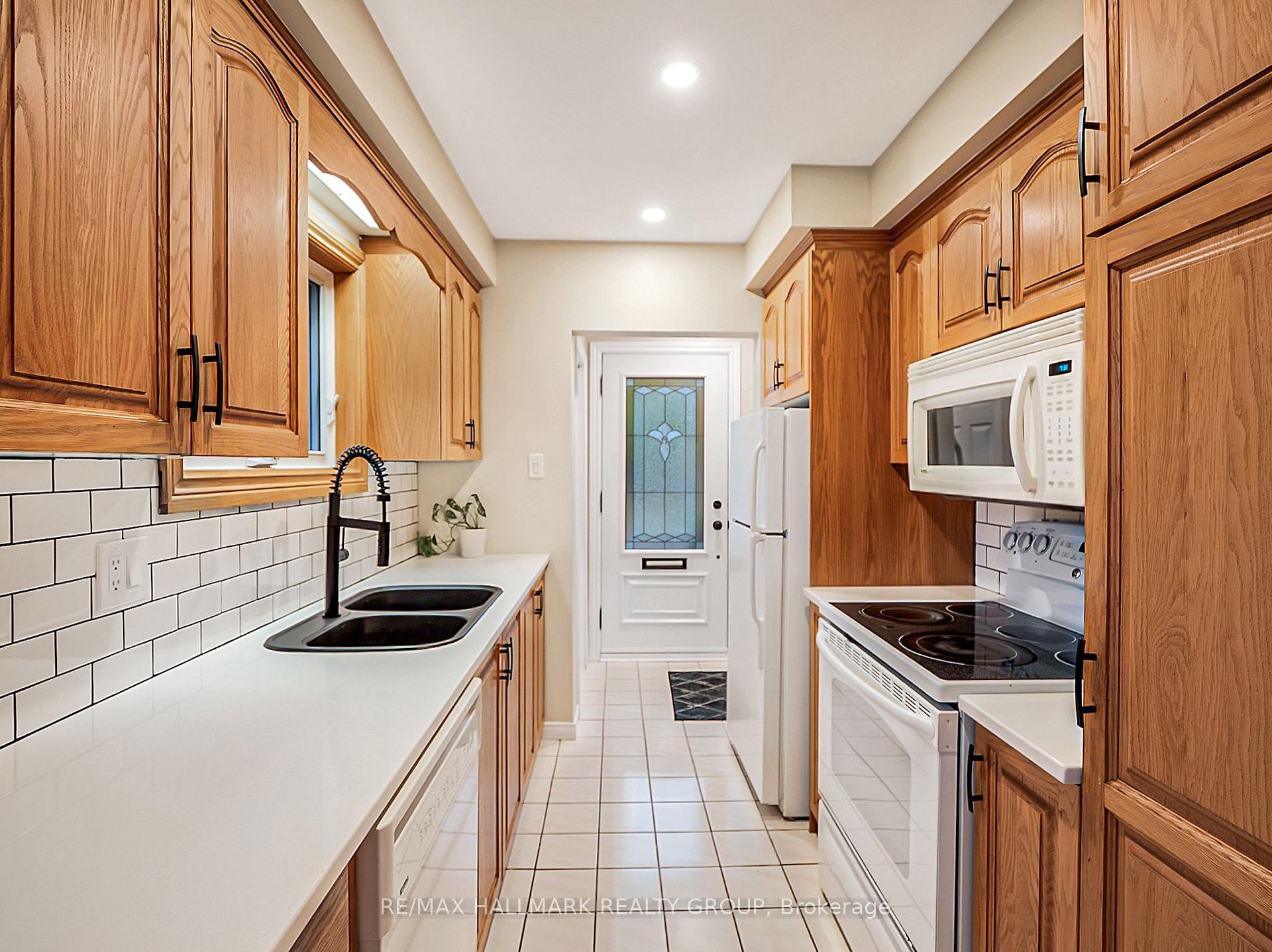 Photo 12 of 2077 Lemay Crescent, Ottawa, Elmvale Acres/Urbandale — HOMEH