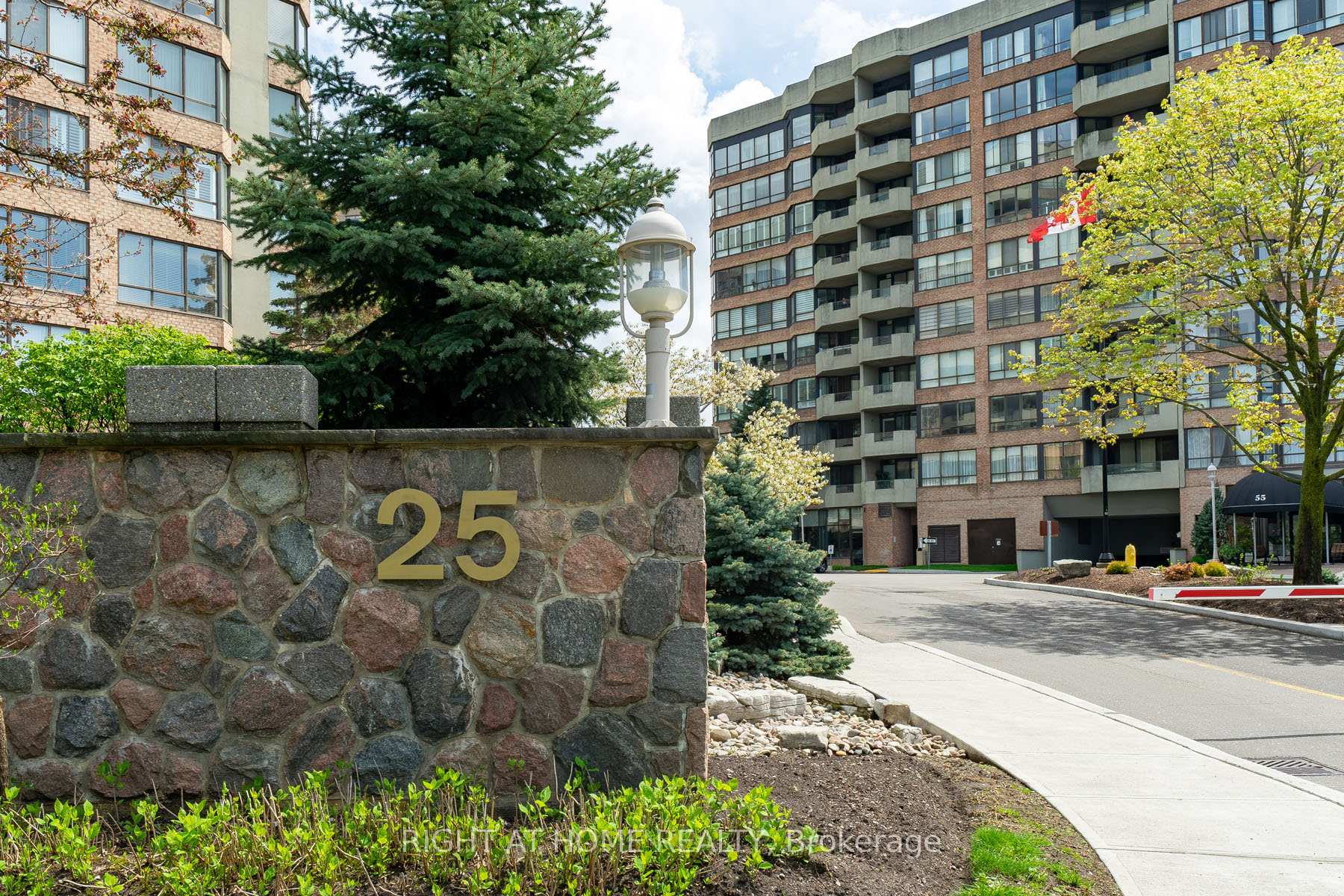 Photo 2 of Unit 818, 25 Austin Drive, Markham, Markville — HOMEH