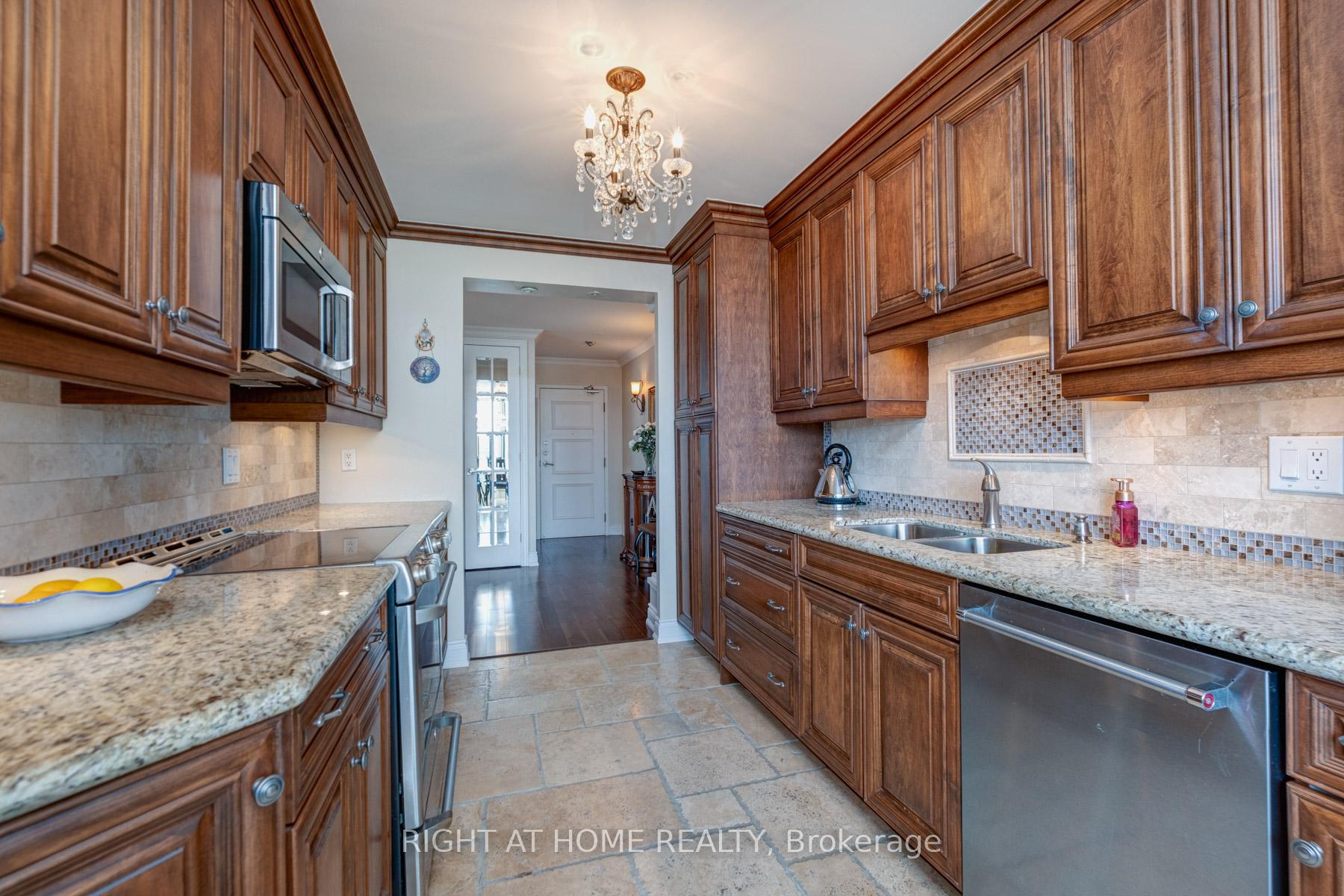 Photo 13 of Unit 818, 25 Austin Drive, Markham, Markville — HOMEH