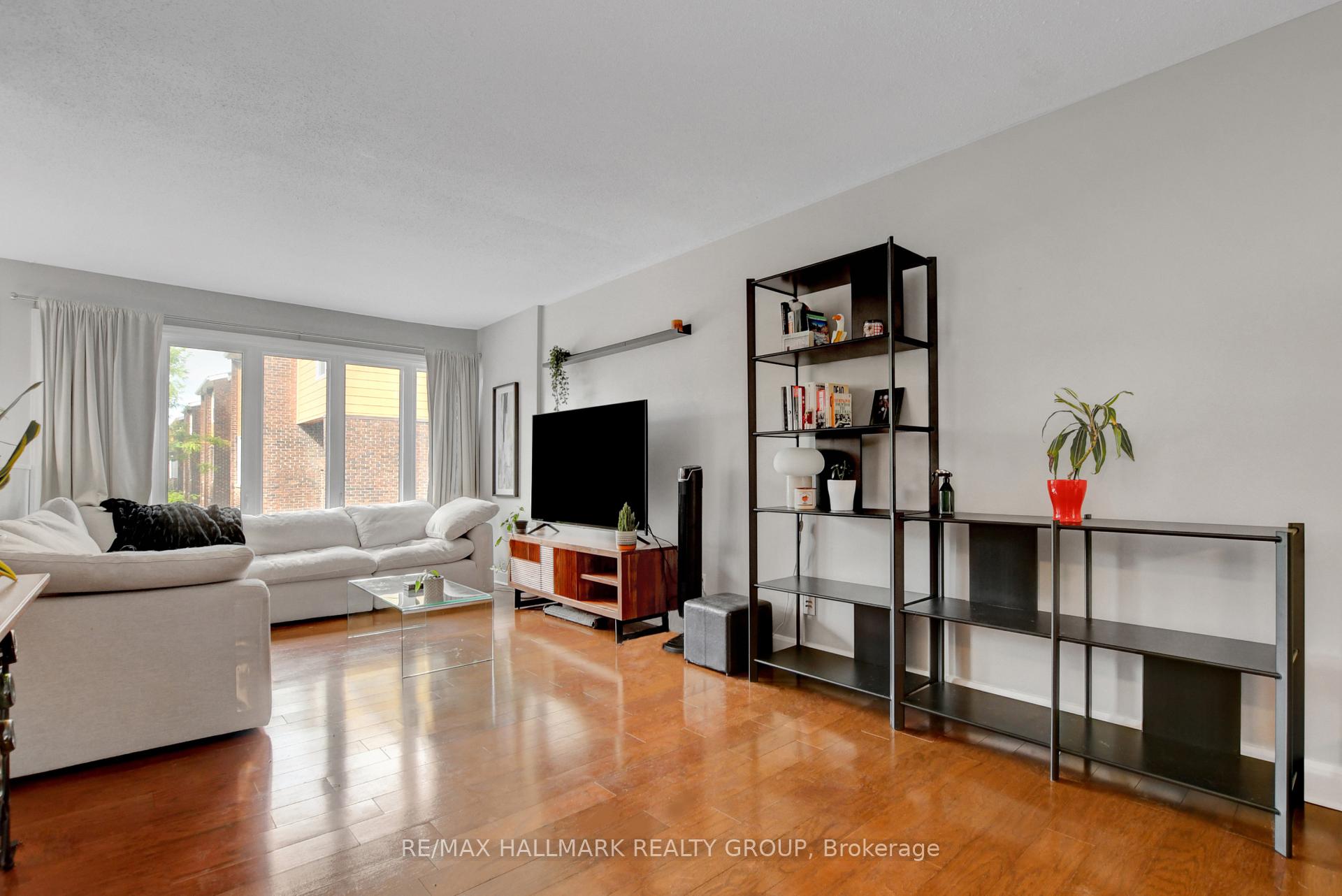 Photo 8 of 2094 Eric Crescent, Ottawa, Pineview — HOMEH