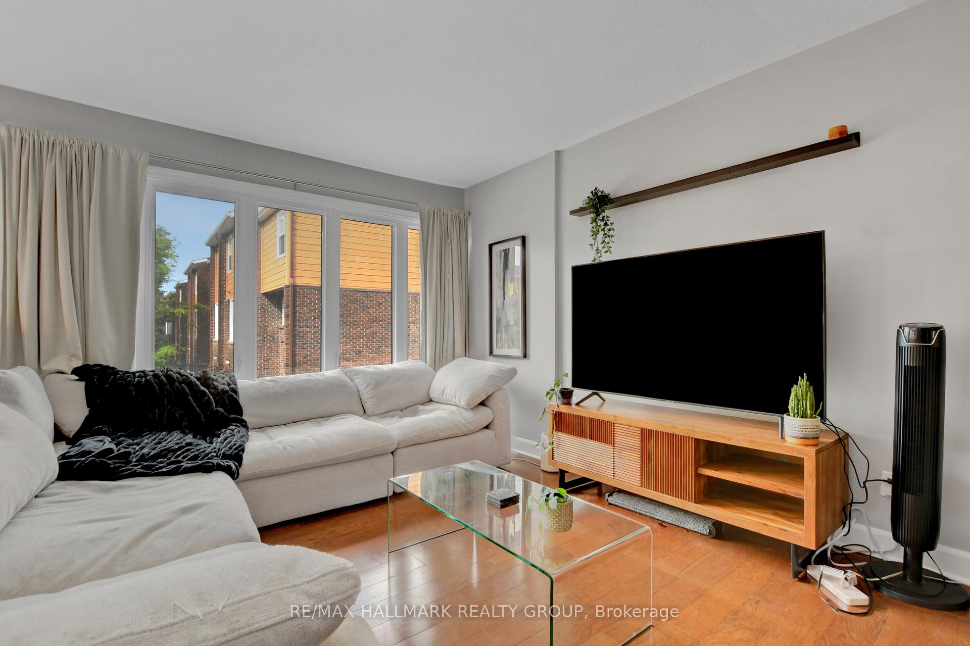 Photo 9 of 2094 Eric Crescent, Ottawa, Pineview — HOMEH