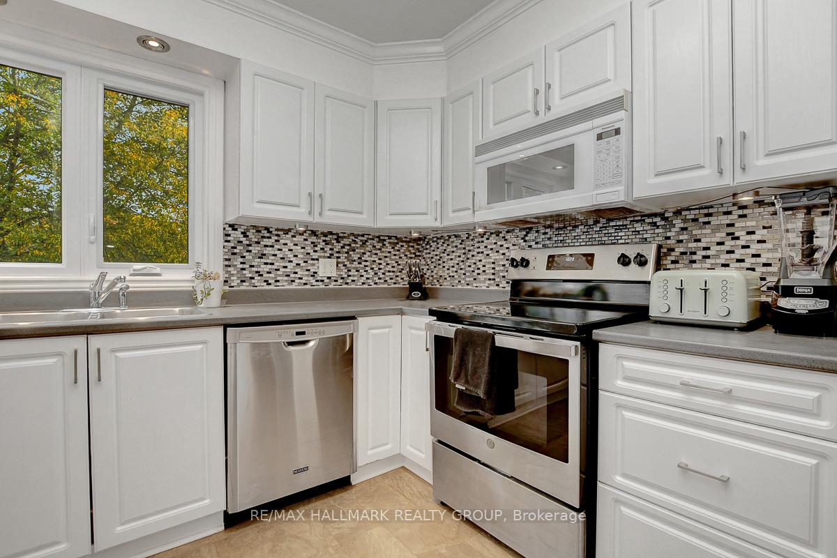 Photo 17 of 2094 Eric Crescent, Ottawa, Pineview — HOMEH