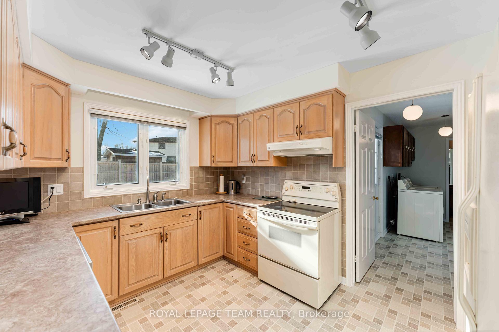 Photo 10 of 13 Fifeshire Crescent, Ottawa, Pineglen/Country Place — HOMEH
