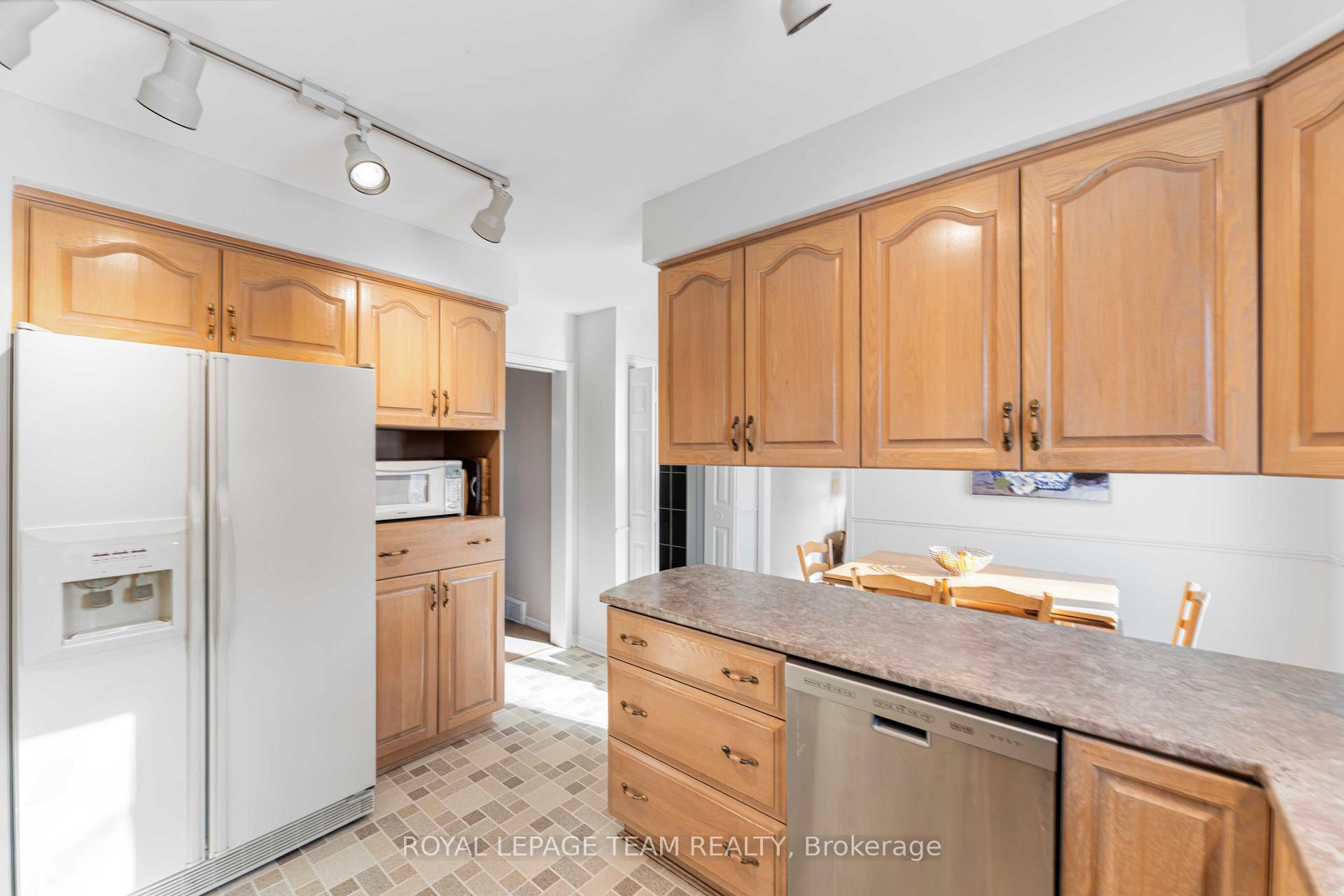 Photo 12 of 13 Fifeshire Crescent, Ottawa, Pineglen/Country Place — HOMEH