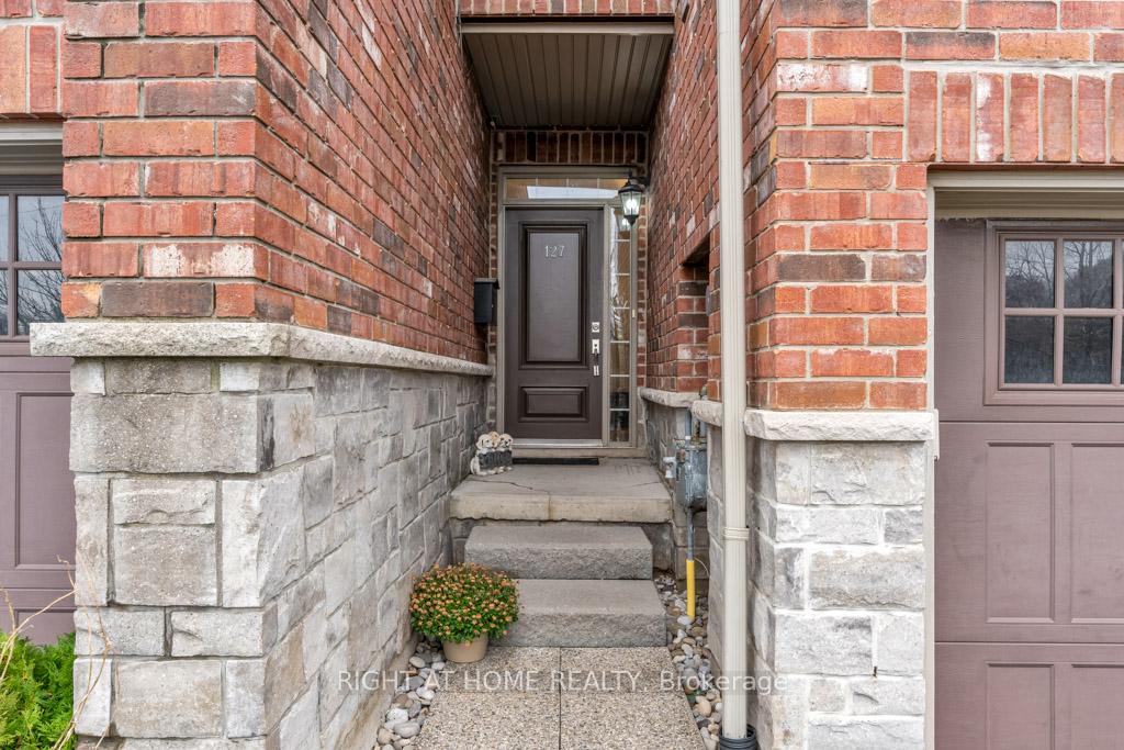 Photo 3 of Unit 127, 127 Oakhaven Place, Hamilton, Meadowlands — HOMEH