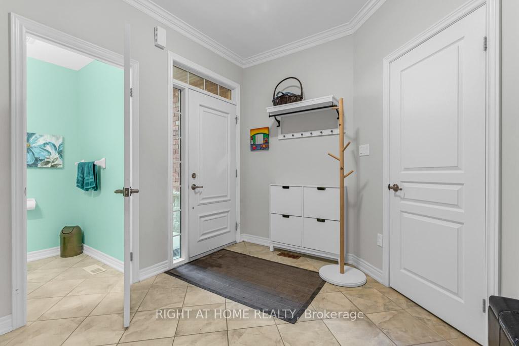 Photo 5 of Unit 127, 127 Oakhaven Place, Hamilton, Meadowlands — HOMEH