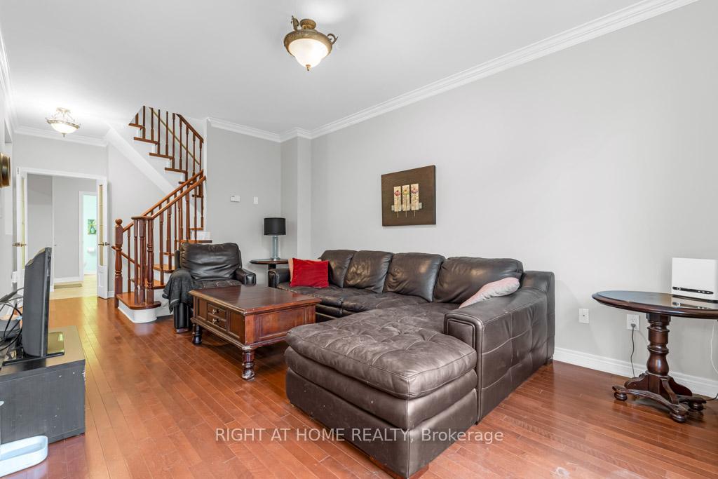 Photo 8 of Unit 127, 127 Oakhaven Place, Hamilton, Meadowlands — HOMEH