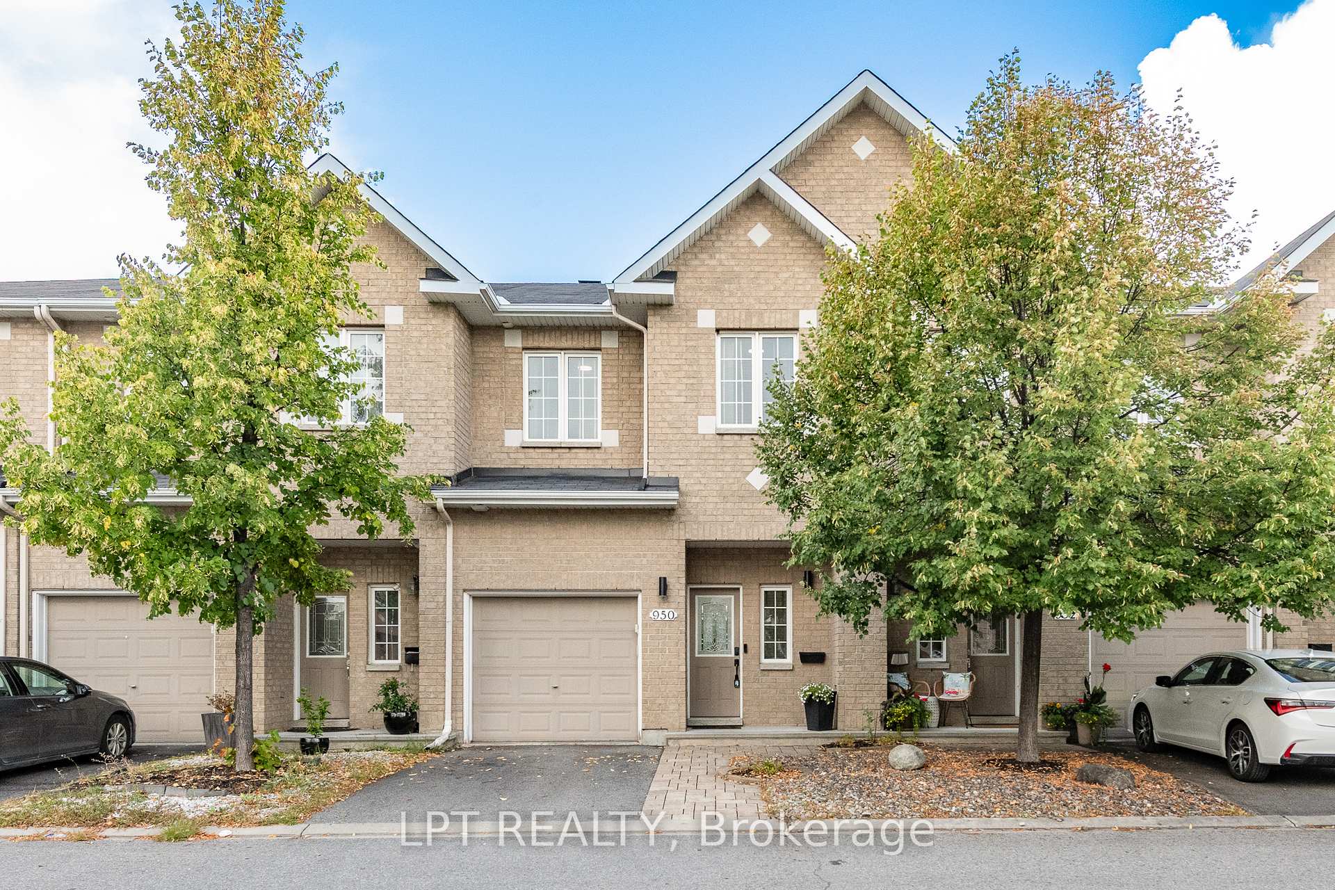 Photo 1 of 950 Torovin Private, Ottawa, Pineview — HOMEH