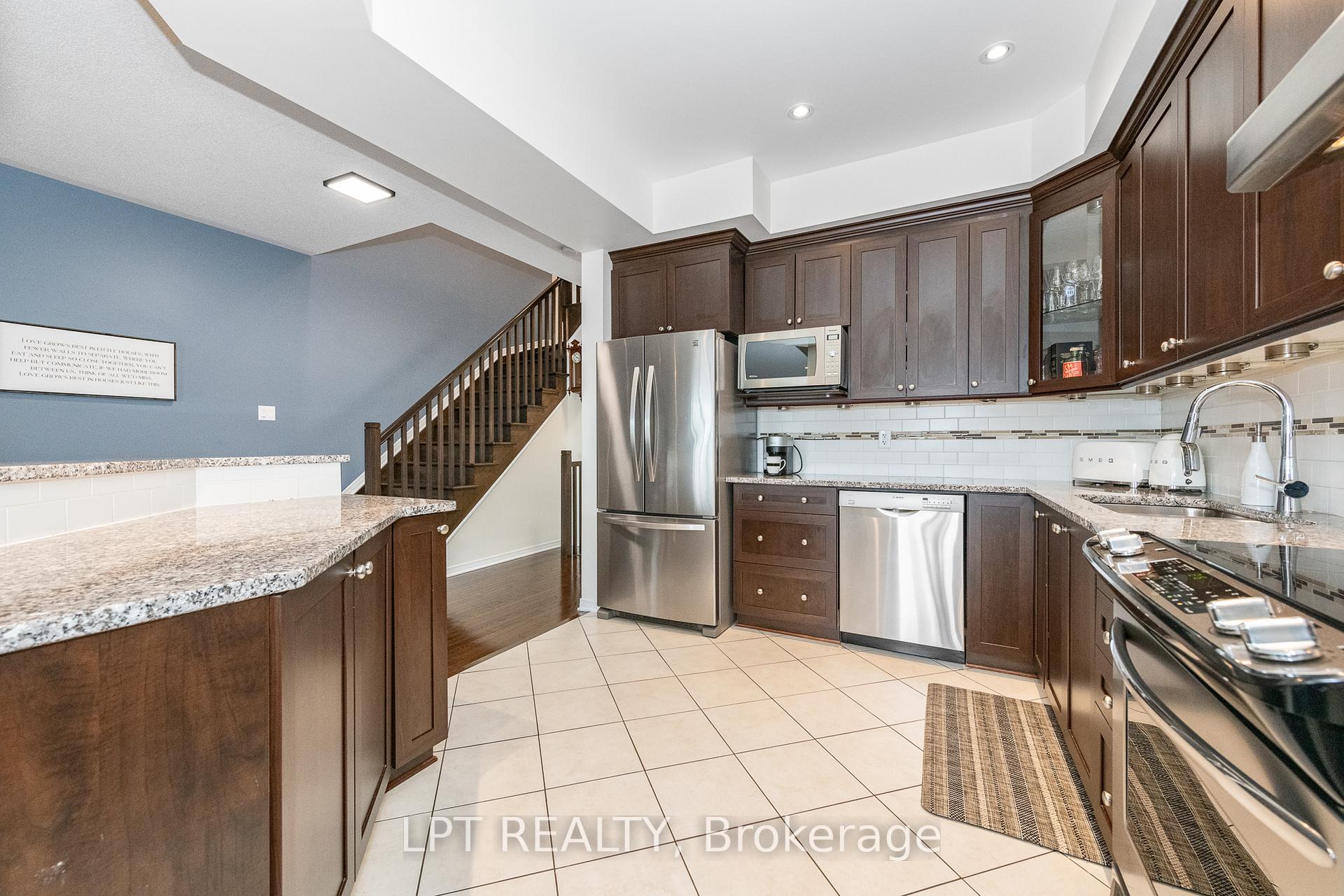 Photo 6 of 950 Torovin Private, Ottawa, Pineview — HOMEH