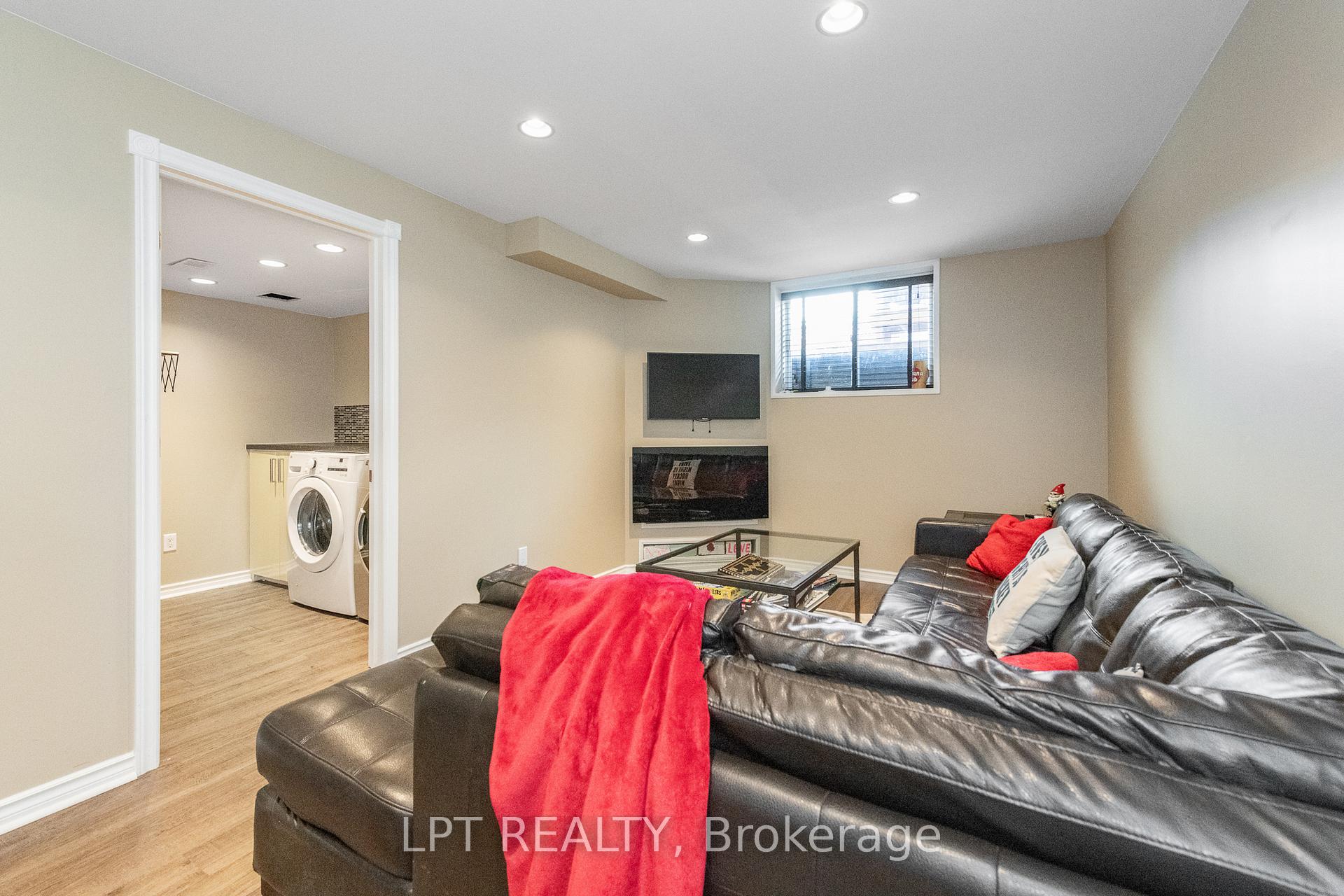 Photo 15 of 950 Torovin Private, Ottawa, Pineview — HOMEH