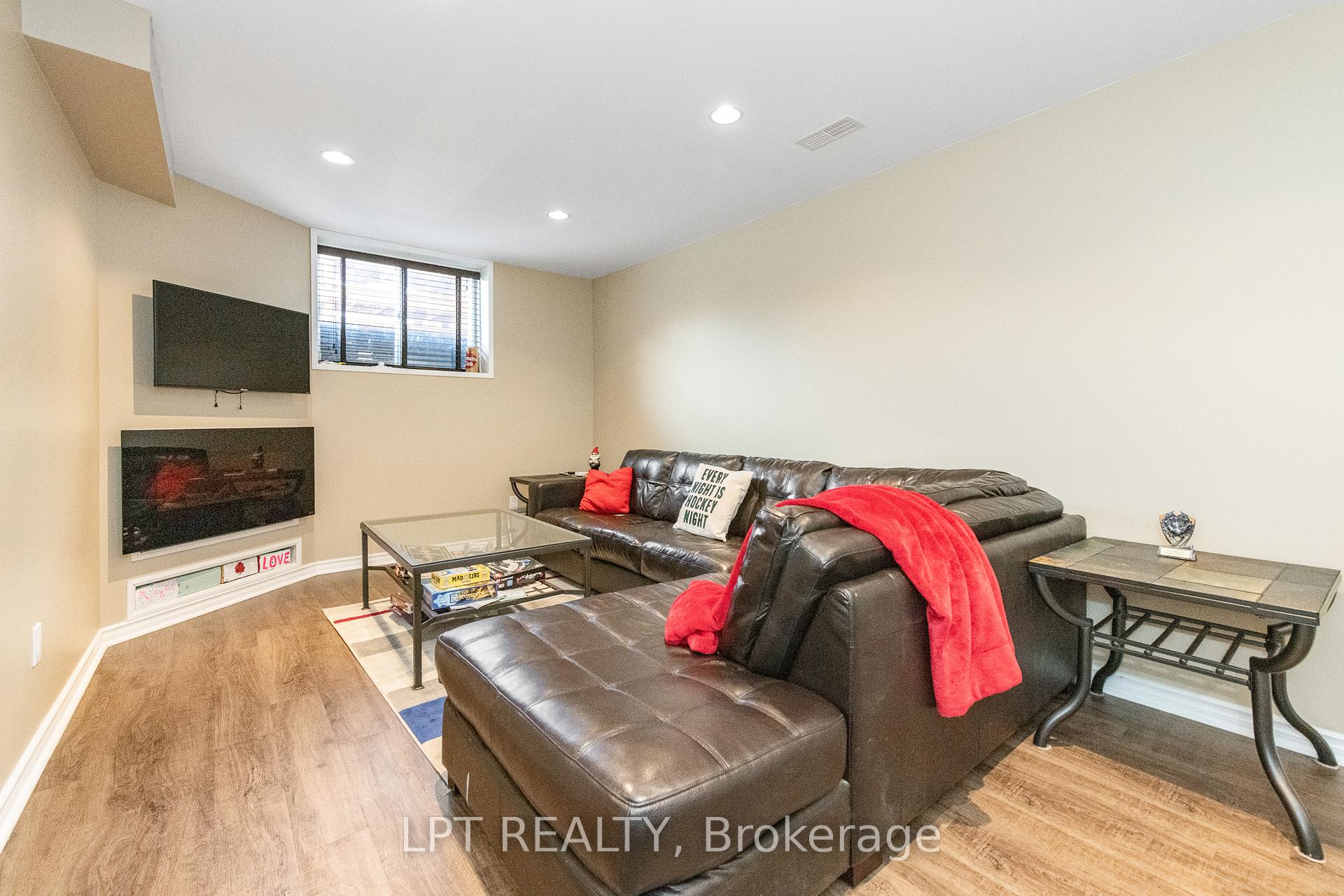 Photo 14 of 950 Torovin Private, Ottawa, Pineview — HOMEH