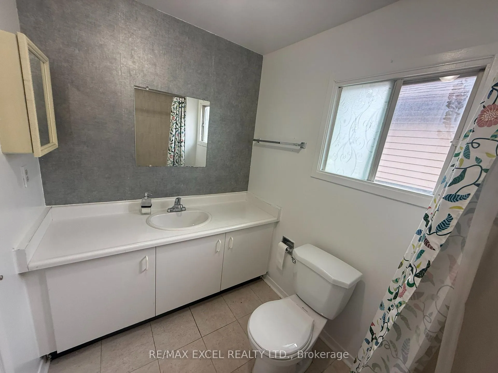 Photo 12 of 18 Ducatel Crescent, Ajax, Central — HOMEH