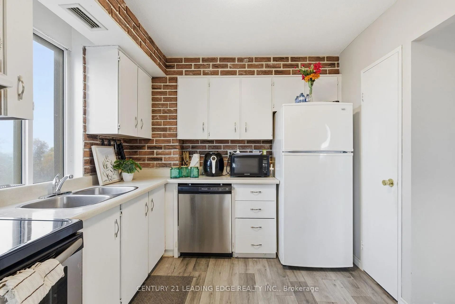 Photo 7 of Unit 407, 301 Frances Avenue, Hamilton, Stoney Creek — HOMEH