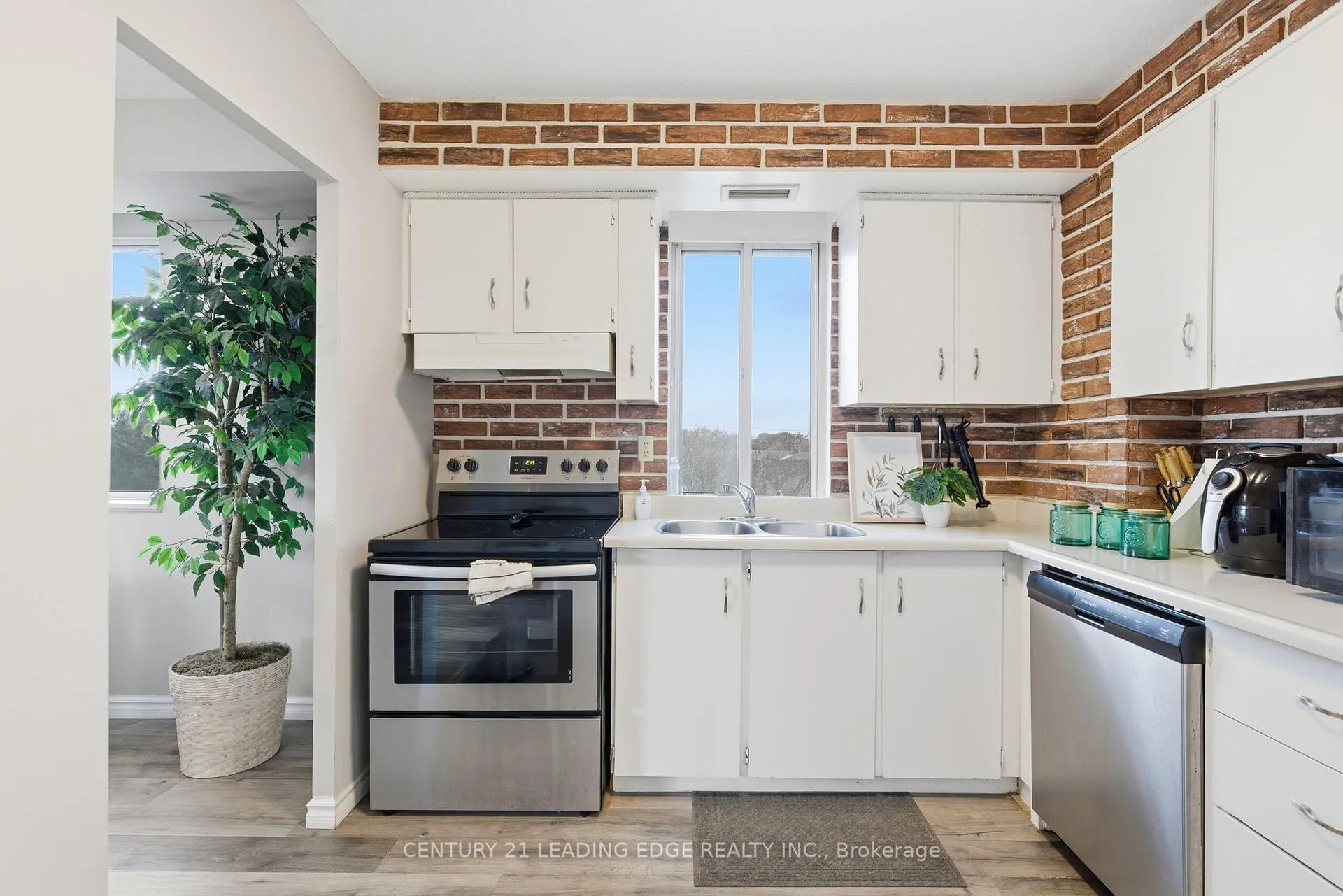 Photo 8 of Unit 407, 301 Frances Avenue, Hamilton, Stoney Creek — HOMEH