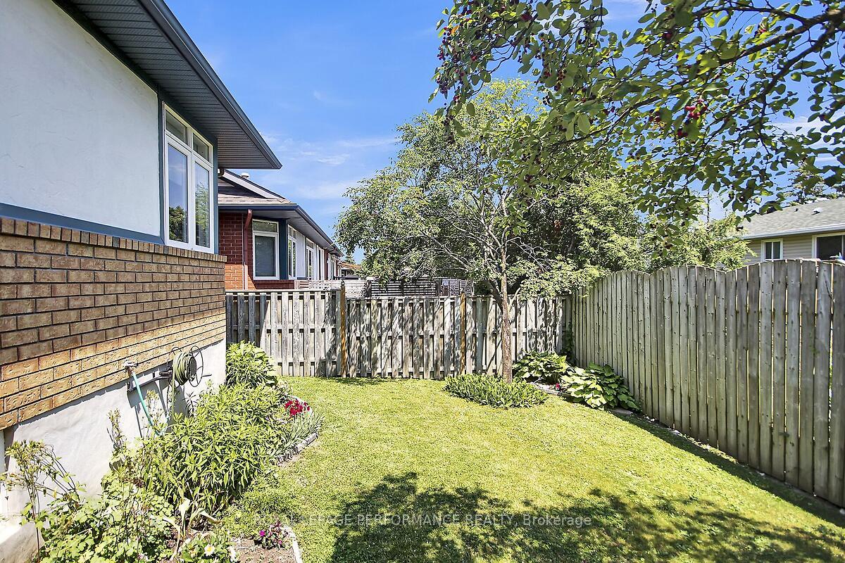 Photo 43 of 6 Briardale Crescent, Ottawa, City View/Skyline/Fisher Heights/Parkwood Hills — HOMEH
