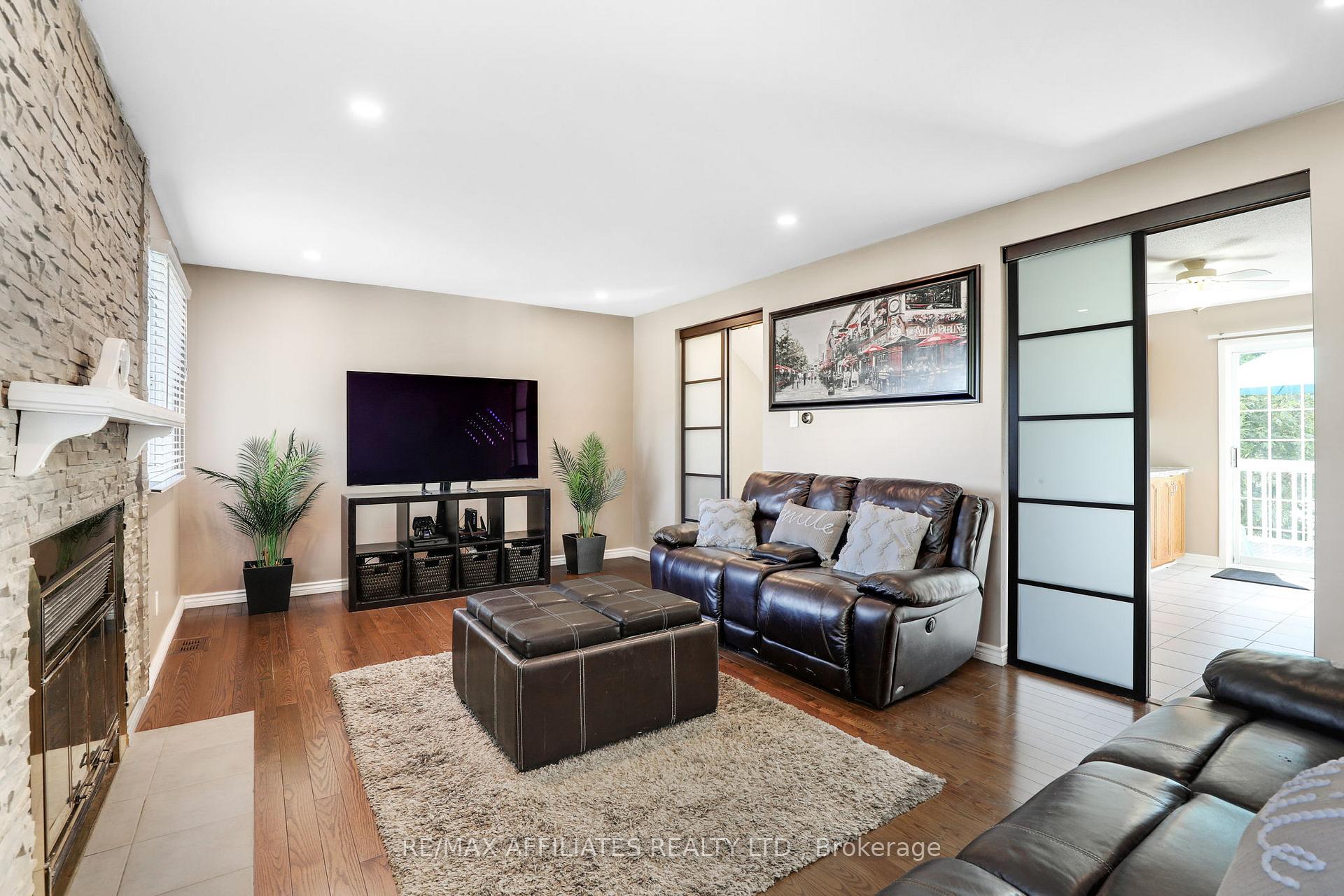 Photo 2 of 22 Castlegreen Private, Ottawa, Hunt Club Park/Greenboro — HOMEH