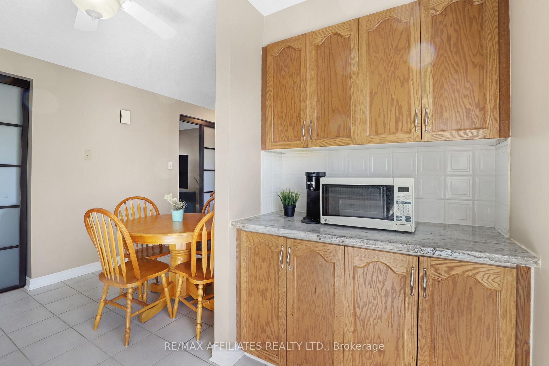 Photo 13 of 22 Castlegreen Private, Ottawa, Hunt Club Park/Greenboro — HOMEH