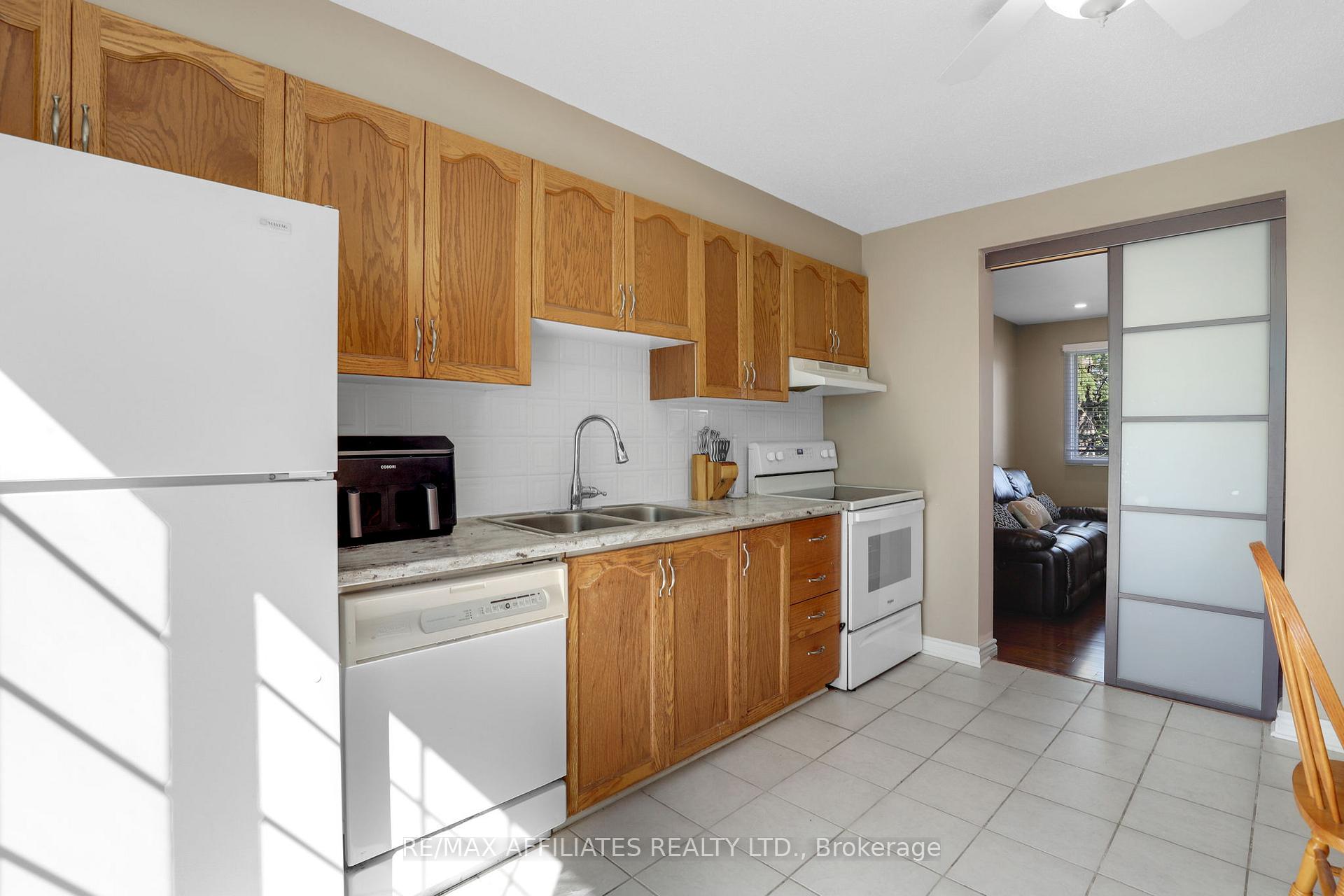 Photo 15 of 22 Castlegreen Private, Ottawa, Hunt Club Park/Greenboro — HOMEH