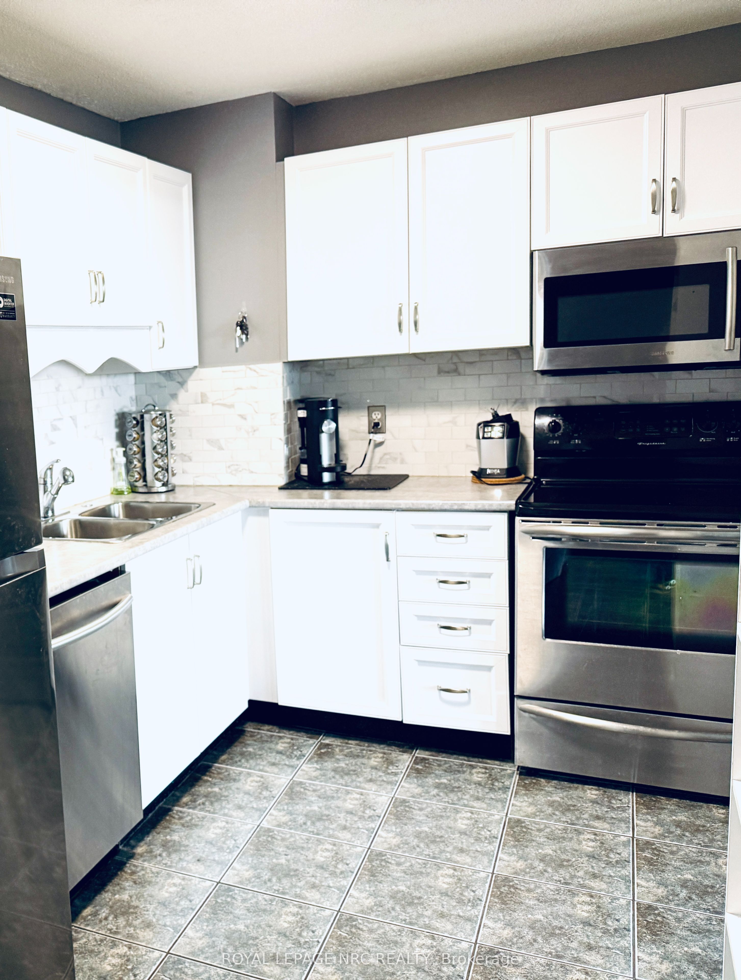 Photo 6 of Unit 902, 7 Gale Crescent, St. Catharines, E. Chester — HOMEH