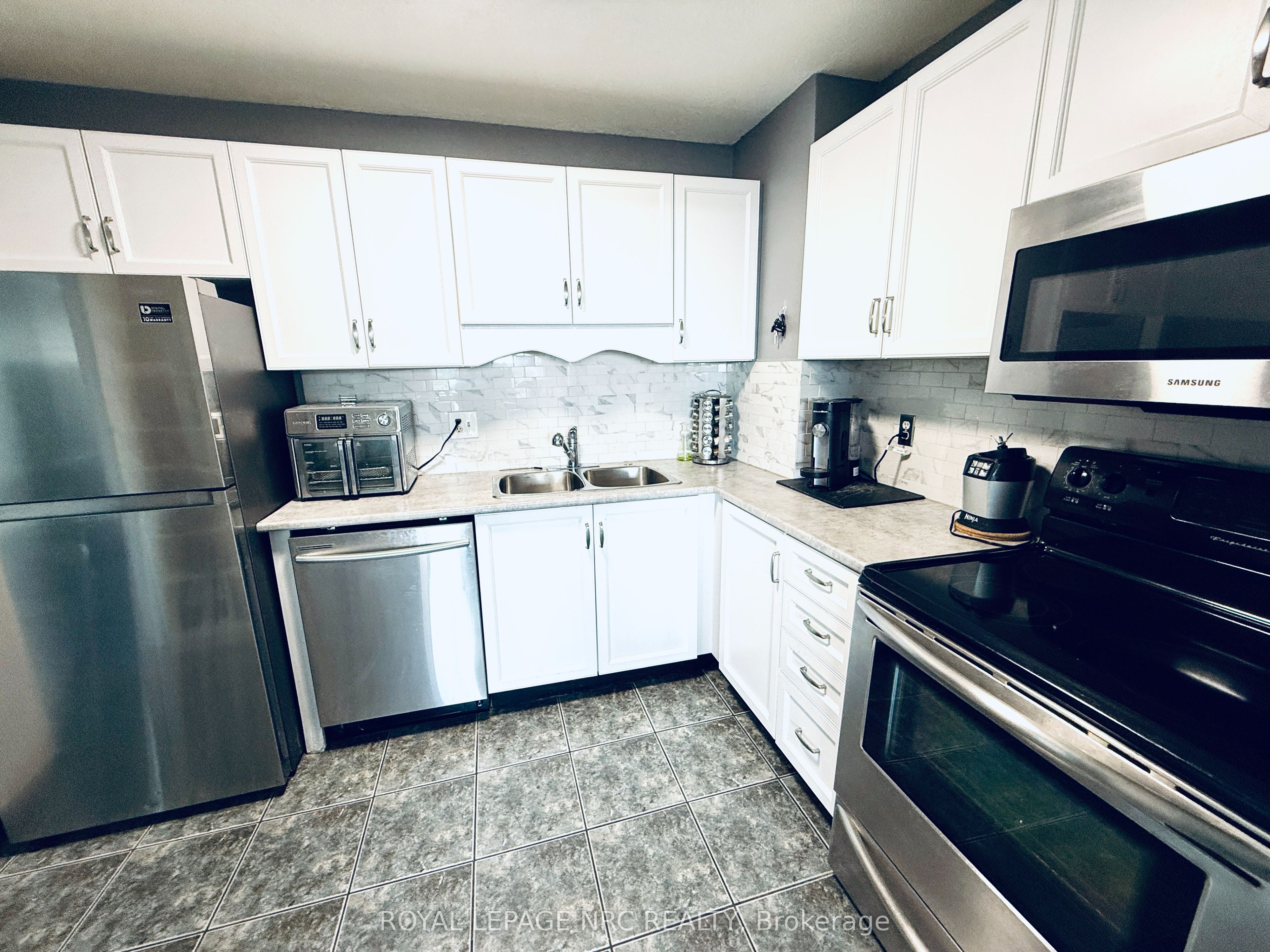 Photo 7 of Unit 902, 7 Gale Crescent, St. Catharines, E. Chester — HOMEH