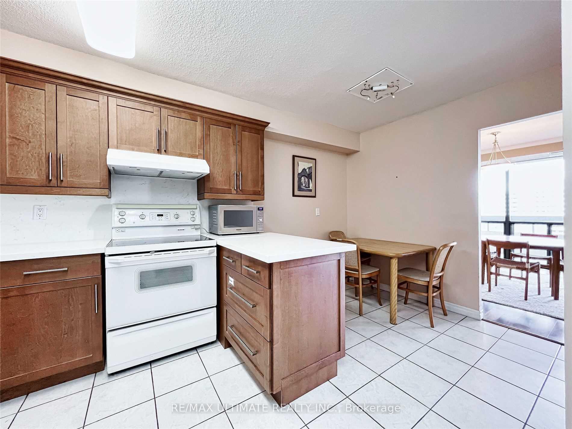 Photo 13 of Unit 912, 8111 Yonge Street, Markham, Royal Orchard — HOMEH