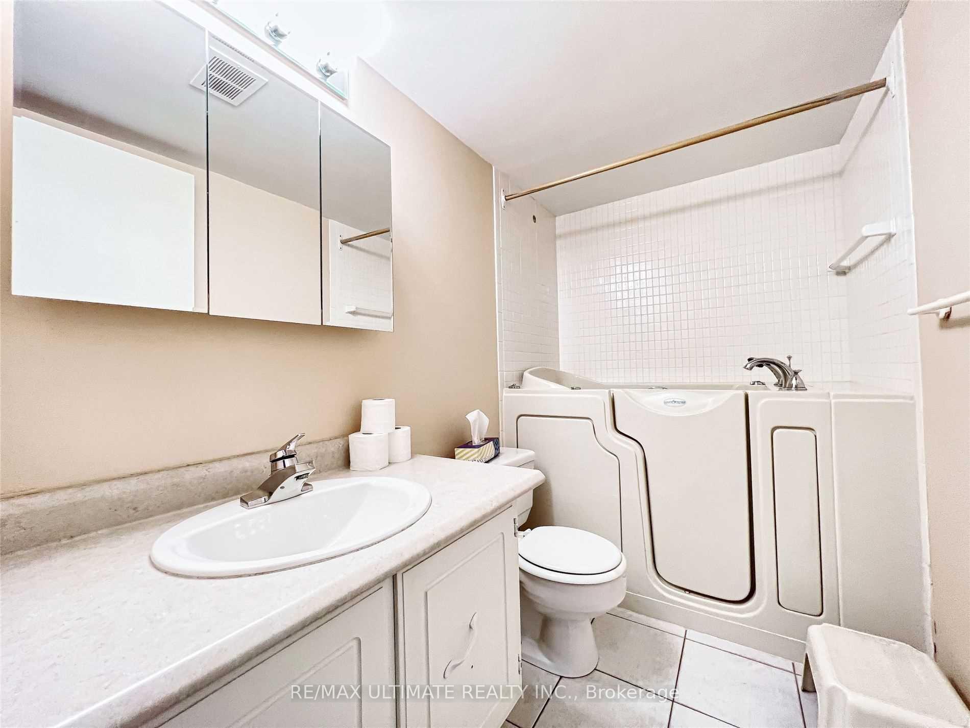 Photo 17 of Unit 912, 8111 Yonge Street, Markham, Royal Orchard — HOMEH