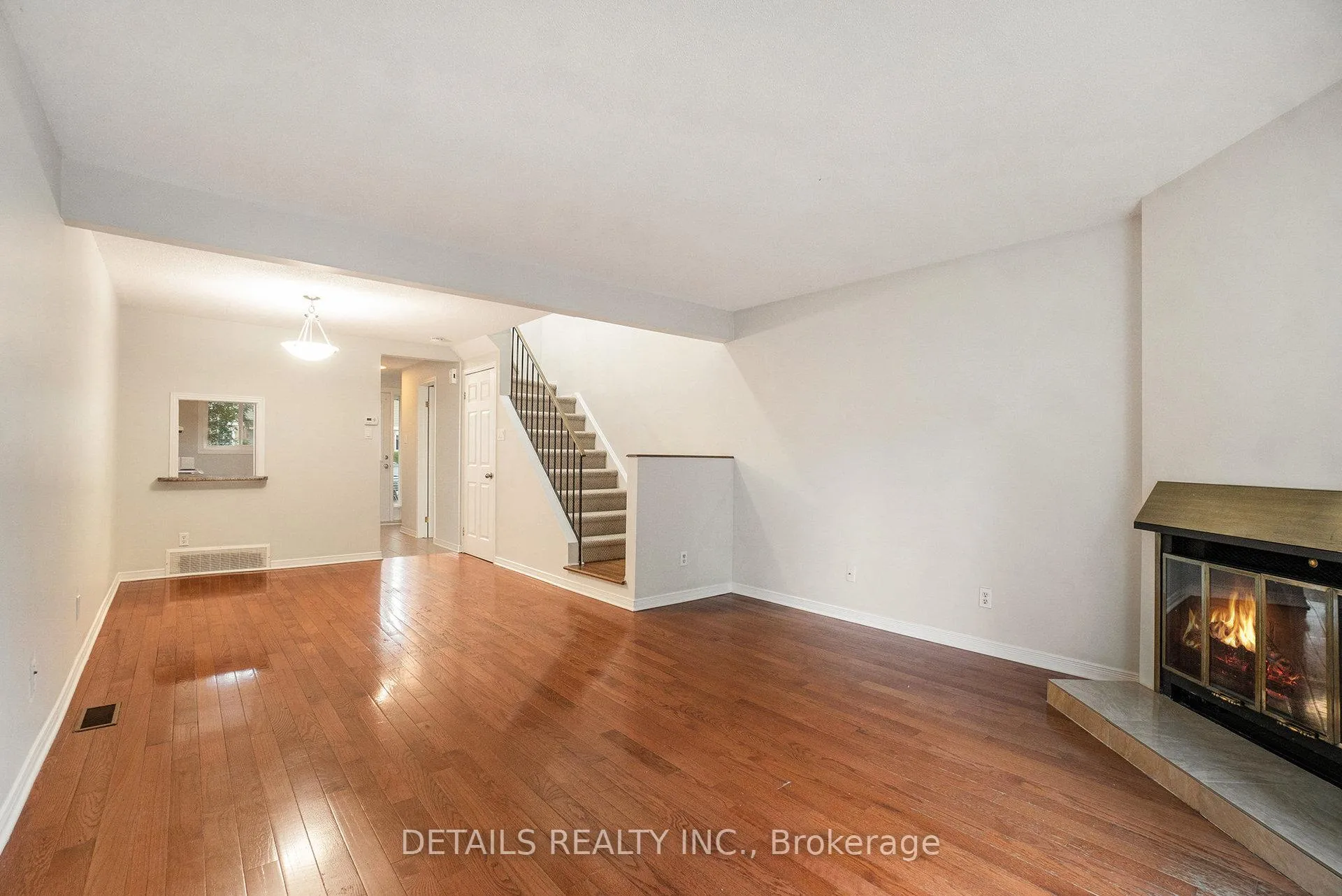 Photo 3 of Unit 9, 144 Valley Stream, Unit D Drive, Ottawa, Leslie Park — HOMEH