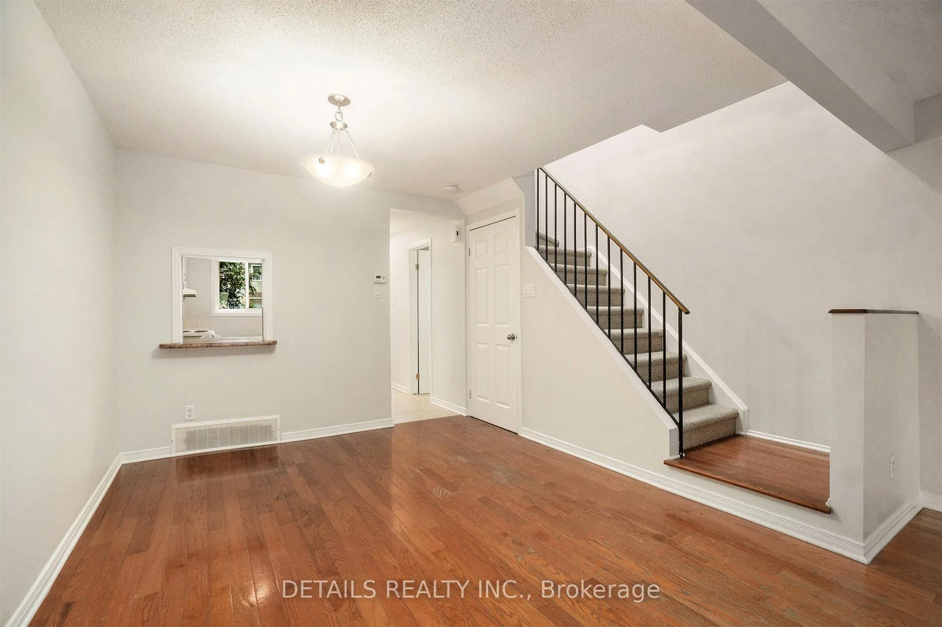 Photo 4 of Unit 9, 144 Valley Stream, Unit D Drive, Ottawa, Leslie Park — HOMEH