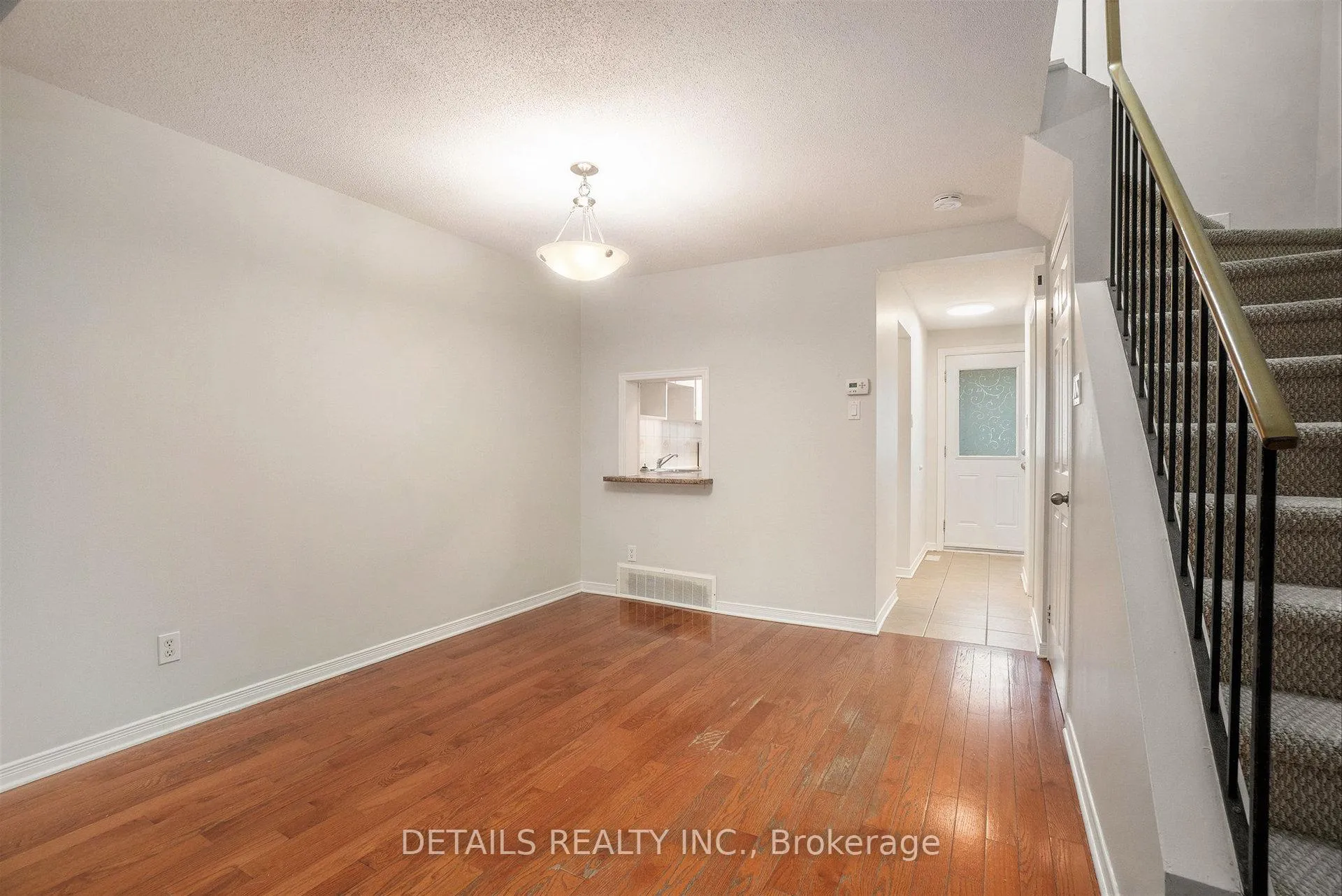 Photo 5 of Unit 9, 144 Valley Stream, Unit D Drive, Ottawa, Leslie Park — HOMEH