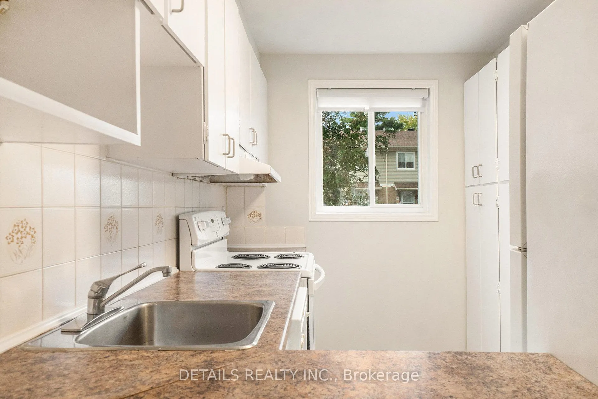 Photo 6 of Unit 9, 144 Valley Stream, Unit D Drive, Ottawa, Leslie Park — HOMEH