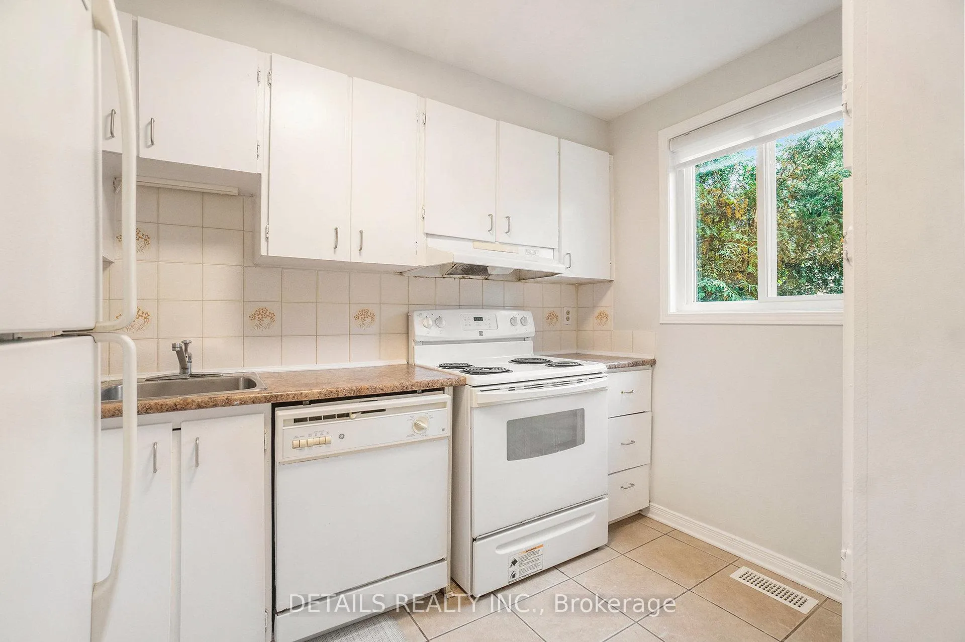 Photo 7 of Unit 9, 144 Valley Stream, Unit D Drive, Ottawa, Leslie Park — HOMEH