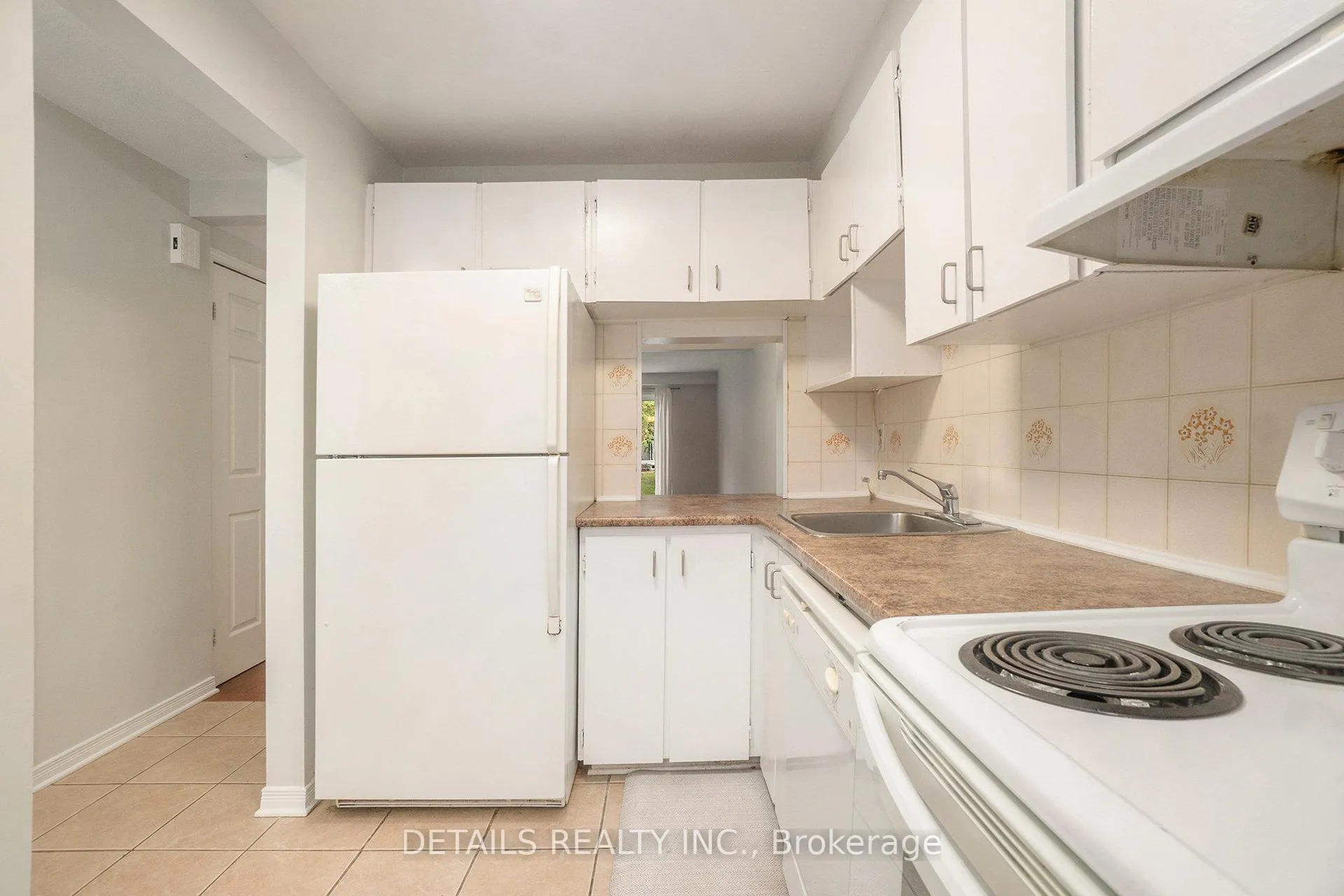Photo 8 of Unit 9, 144 Valley Stream, Unit D Drive, Ottawa, Leslie Park — HOMEH